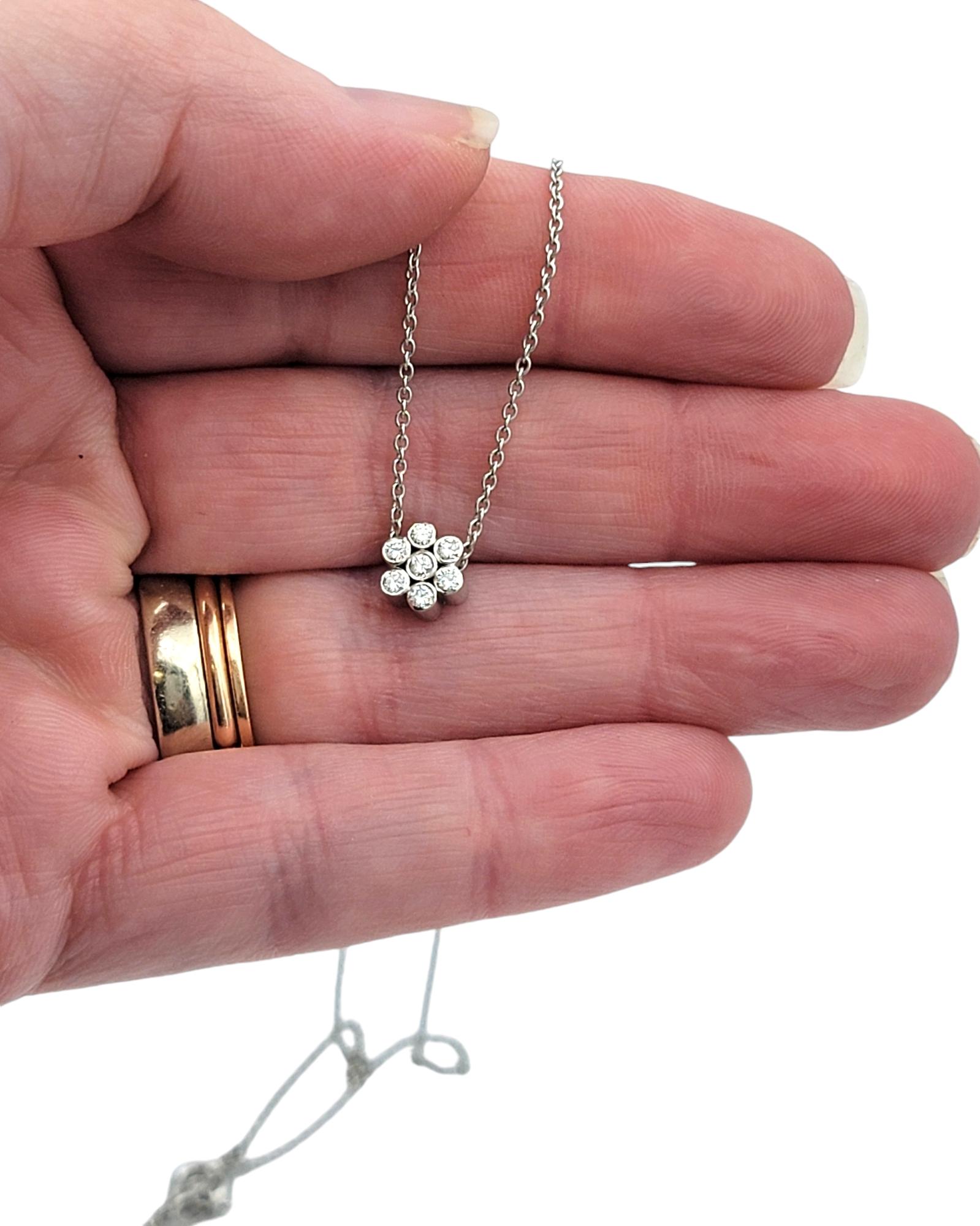 Collana con ciondolo a fiore di diamanti rotondi con castone in platino lucido in vendita 3