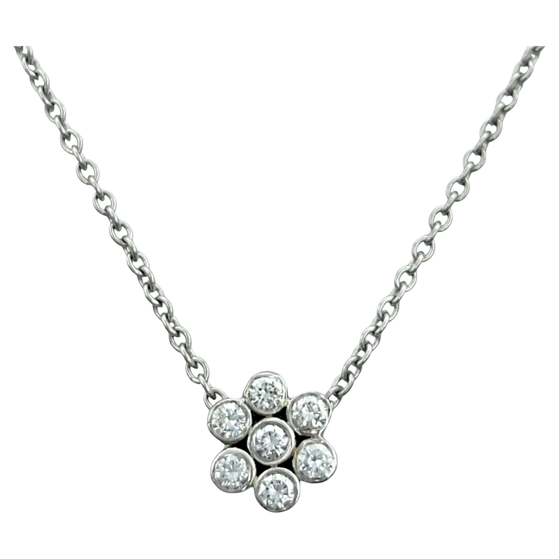 Collana con ciondolo a fiore di diamanti rotondi con castone in platino lucido in vendita