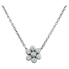 Halskette mit Blumenanhänger aus poliertem Platin mit rundem Diamant-Blumenanhänger in Dainty-Lünette