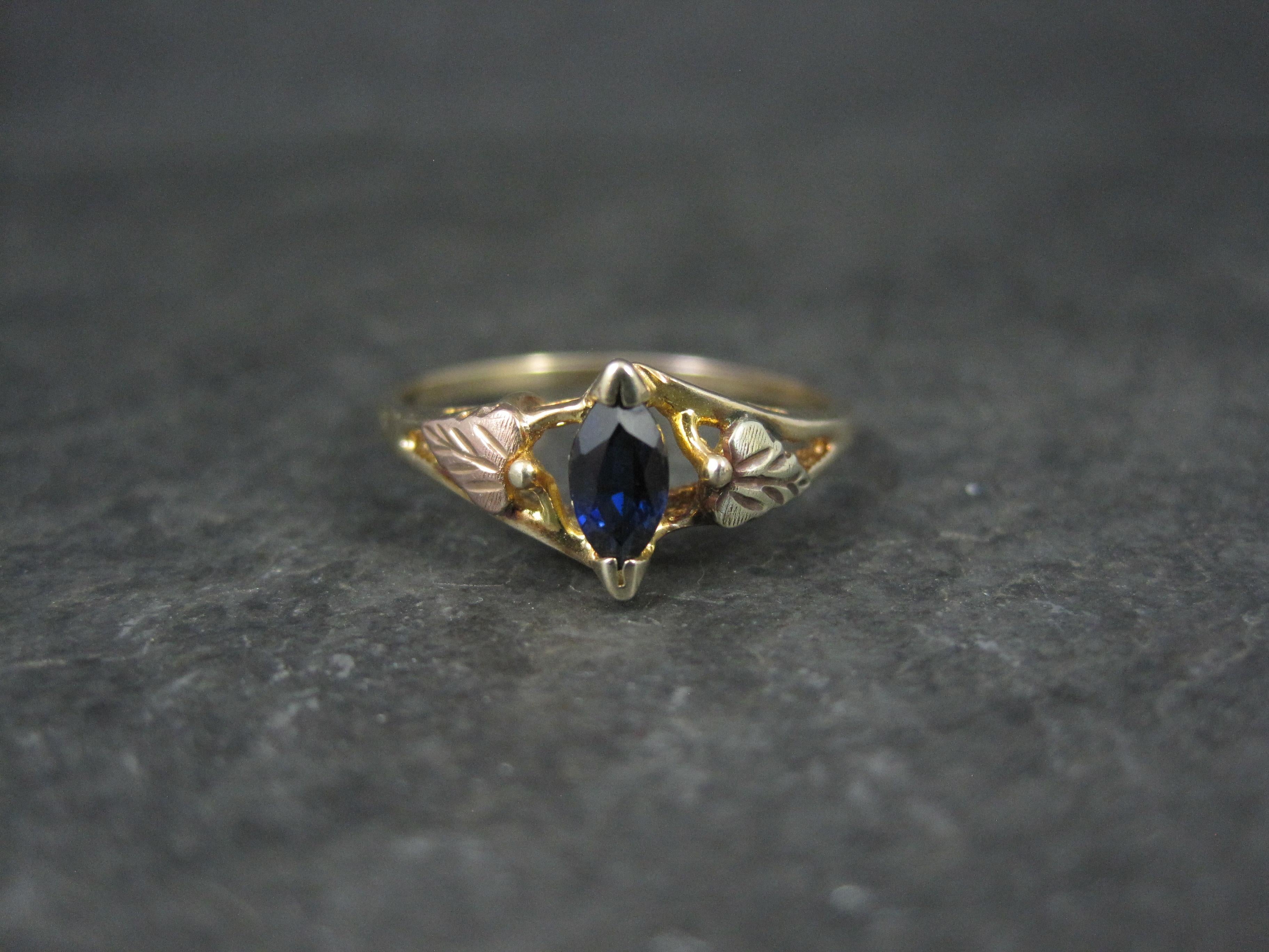 Dainty Black Hills Gold Marquise Cut Saphir Ring Größe 8 (Art déco)