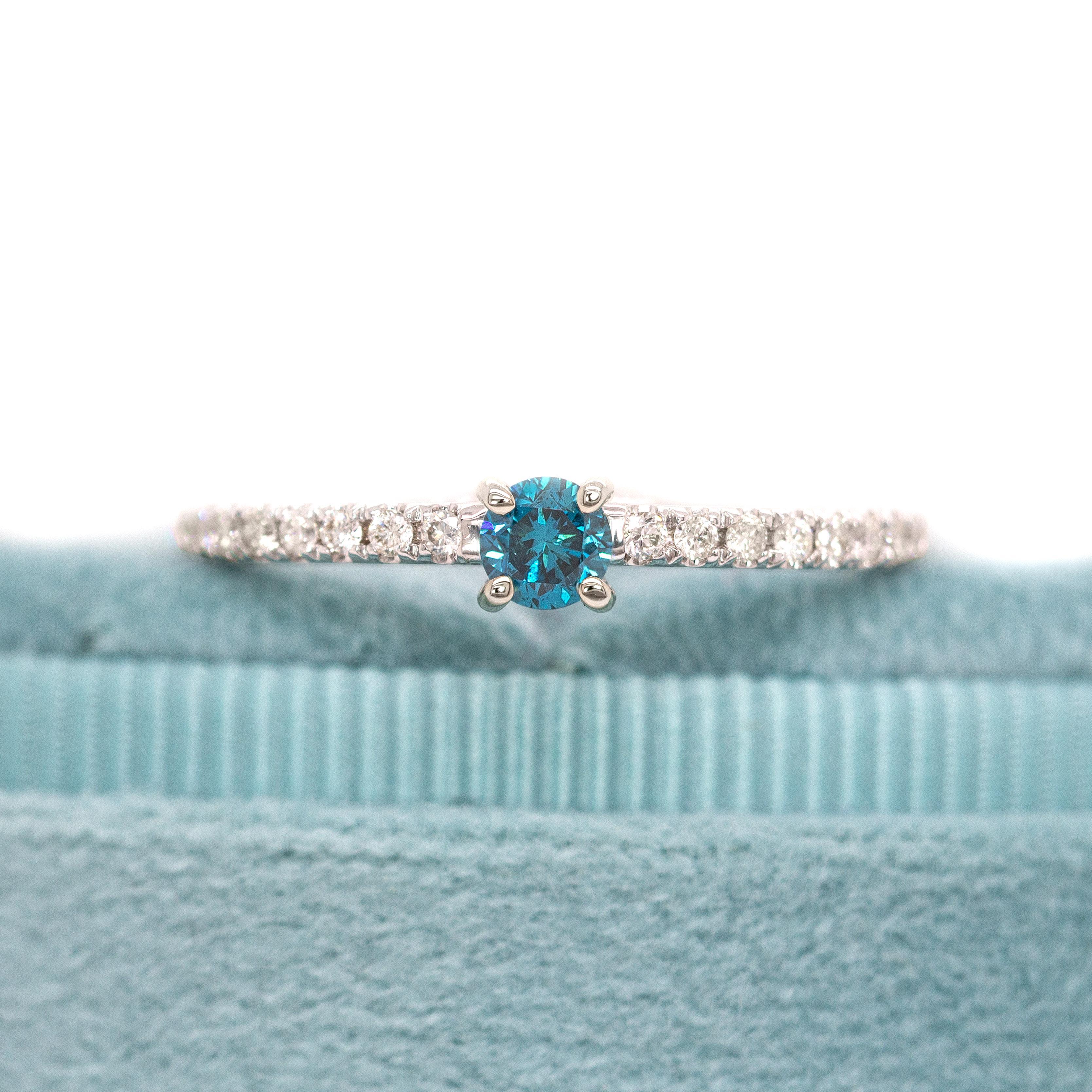 Zierlicher blauer Diamantring mit natürlichen Diamantakzenten: 14K Weißgold, RD 3.5mm (Moderne) im Angebot