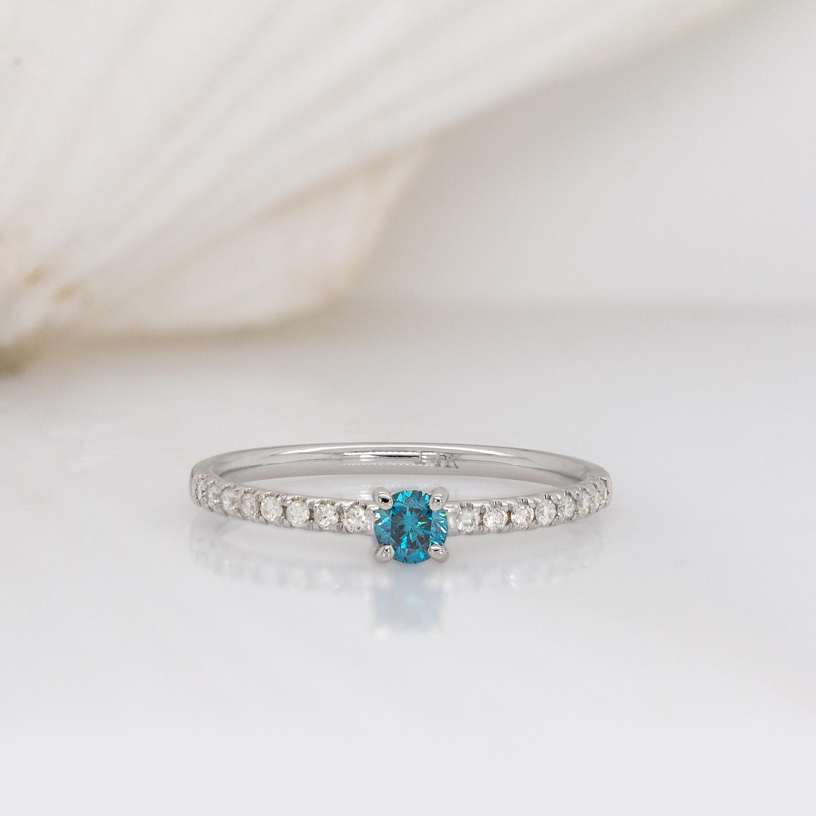 Zierlicher blauer Diamantring mit natürlichen Diamantakzenten: 14K Weißgold, RD 3.5mm (Rundschliff) im Angebot