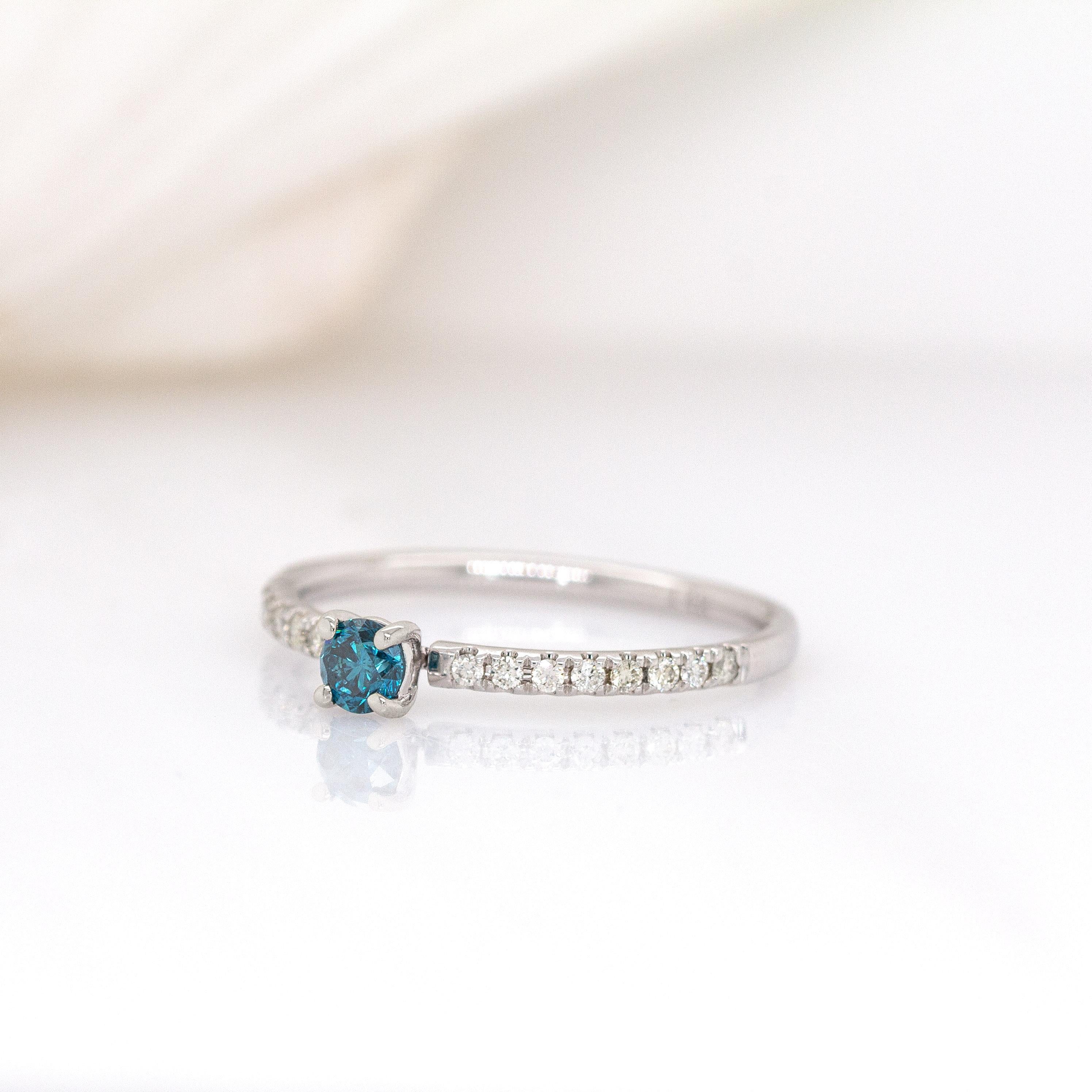 Zierlicher blauer Diamantring mit natürlichen Diamantakzenten: 14K Weißgold, RD 3.5mm im Zustand „Neu“ im Angebot in Columbus, OH