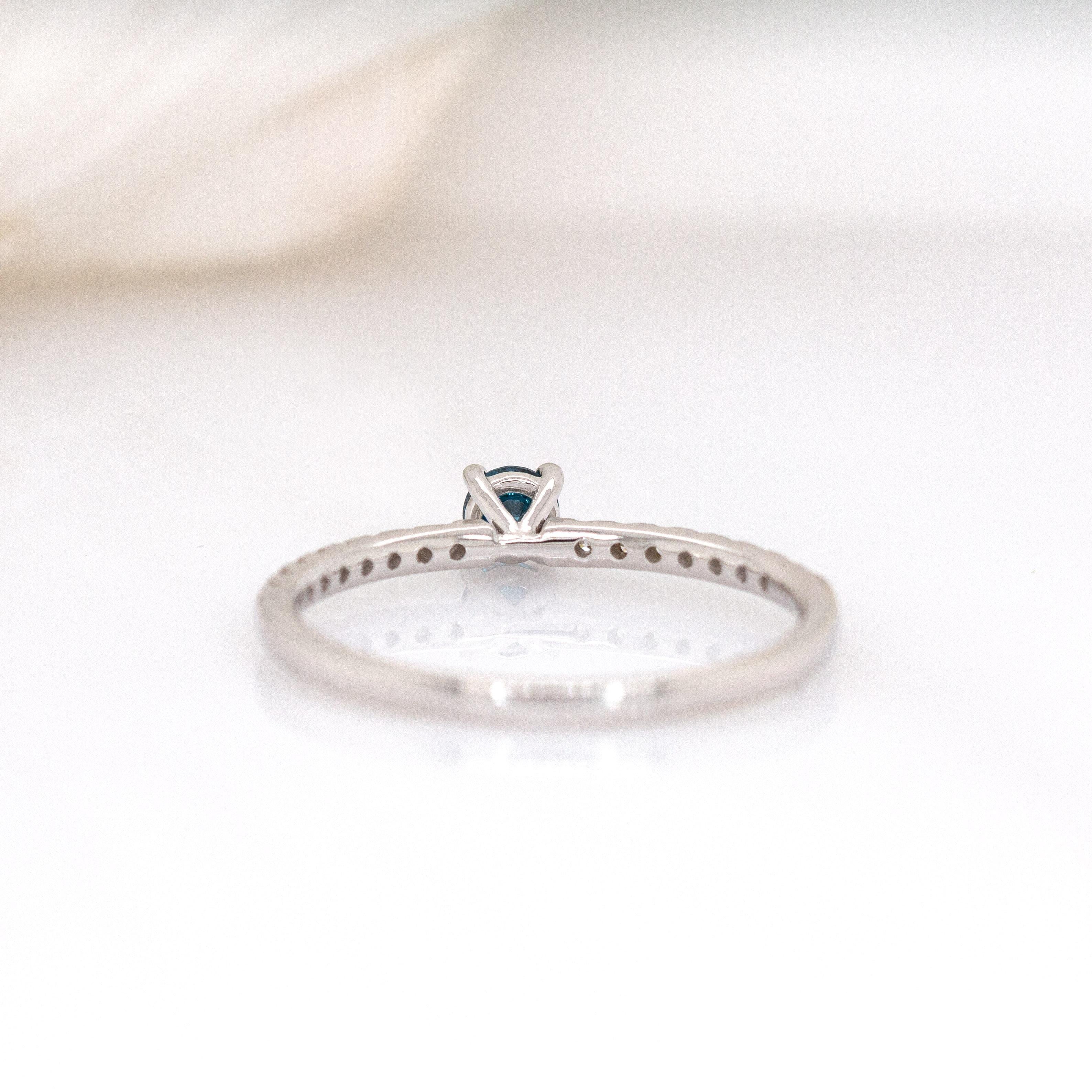 Zierlicher blauer Diamantring mit natürlichen Diamantakzenten: 14K Weißgold, RD 3.5mm im Angebot 1