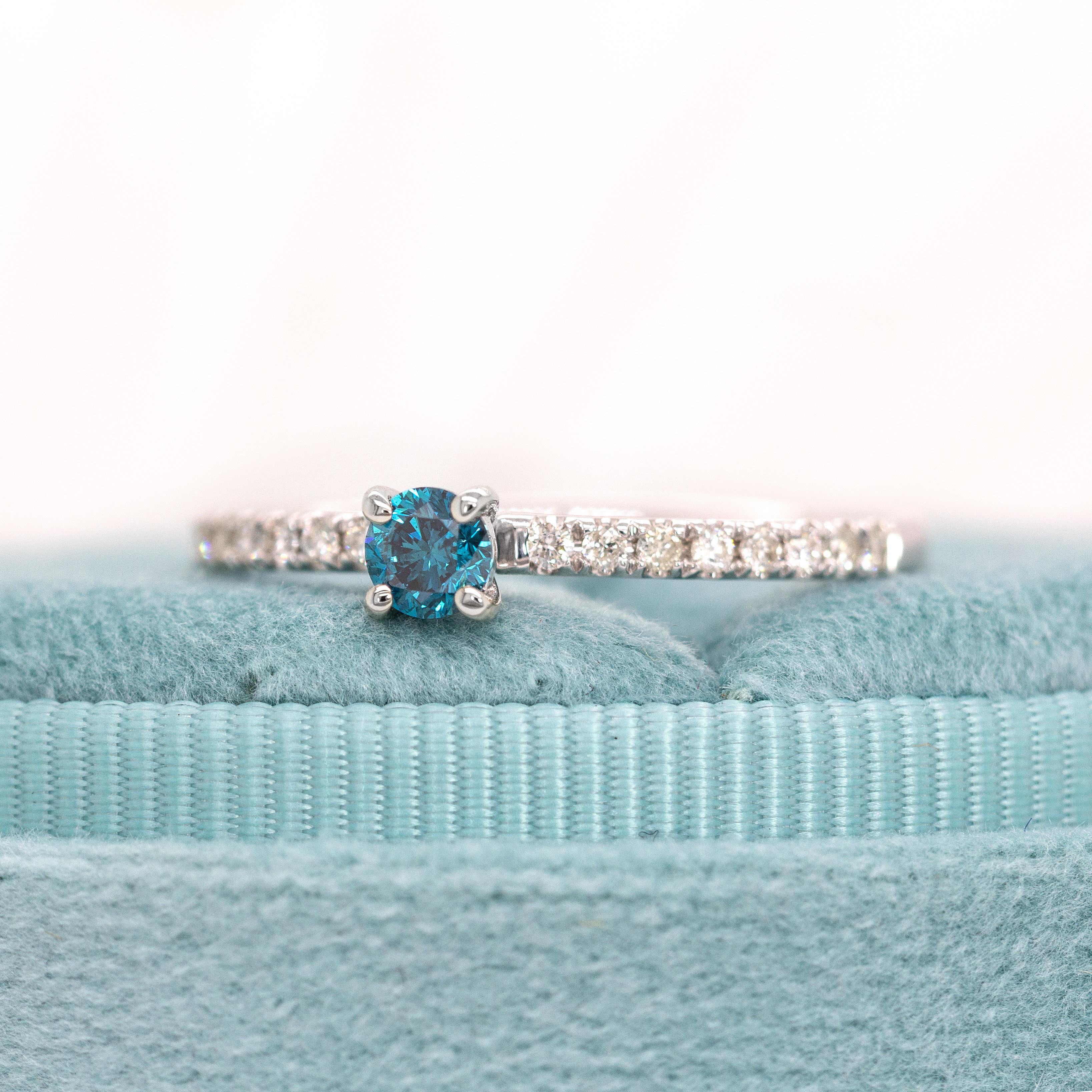 Zierlicher blauer Diamantring mit natürlichen Diamantakzenten: 14K Weißgold, RD 3.5mm im Angebot 2