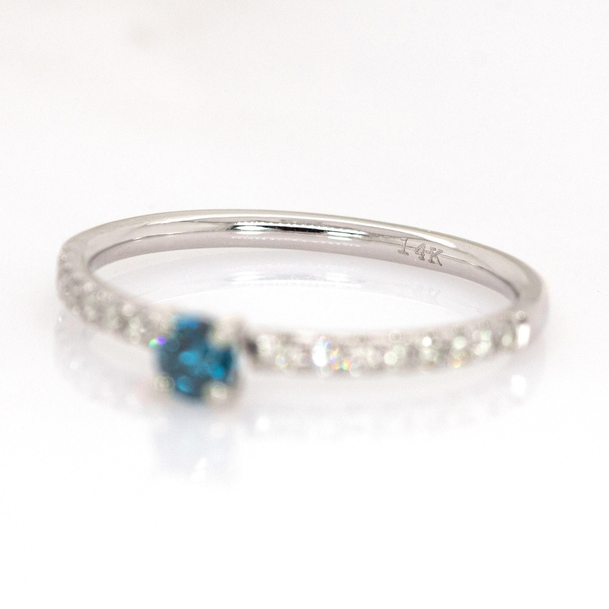Zierlicher blauer Diamantring mit natürlichen Diamantakzenten: 14K Weißgold, RD 3.5mm im Angebot 3