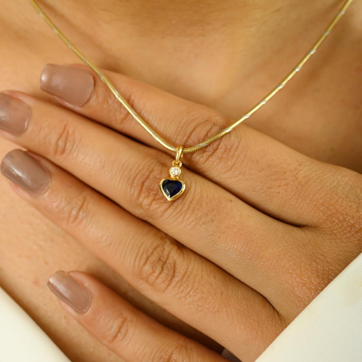 Pendentif coeur saphir bleu et diamant en or jaune 18k Cadeau pour future mariée Pour femmes en vente