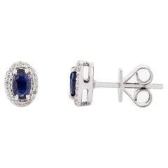 Delicados pendientes de zafiro azul con diamante alrededor en oro blanco macizo de 18k