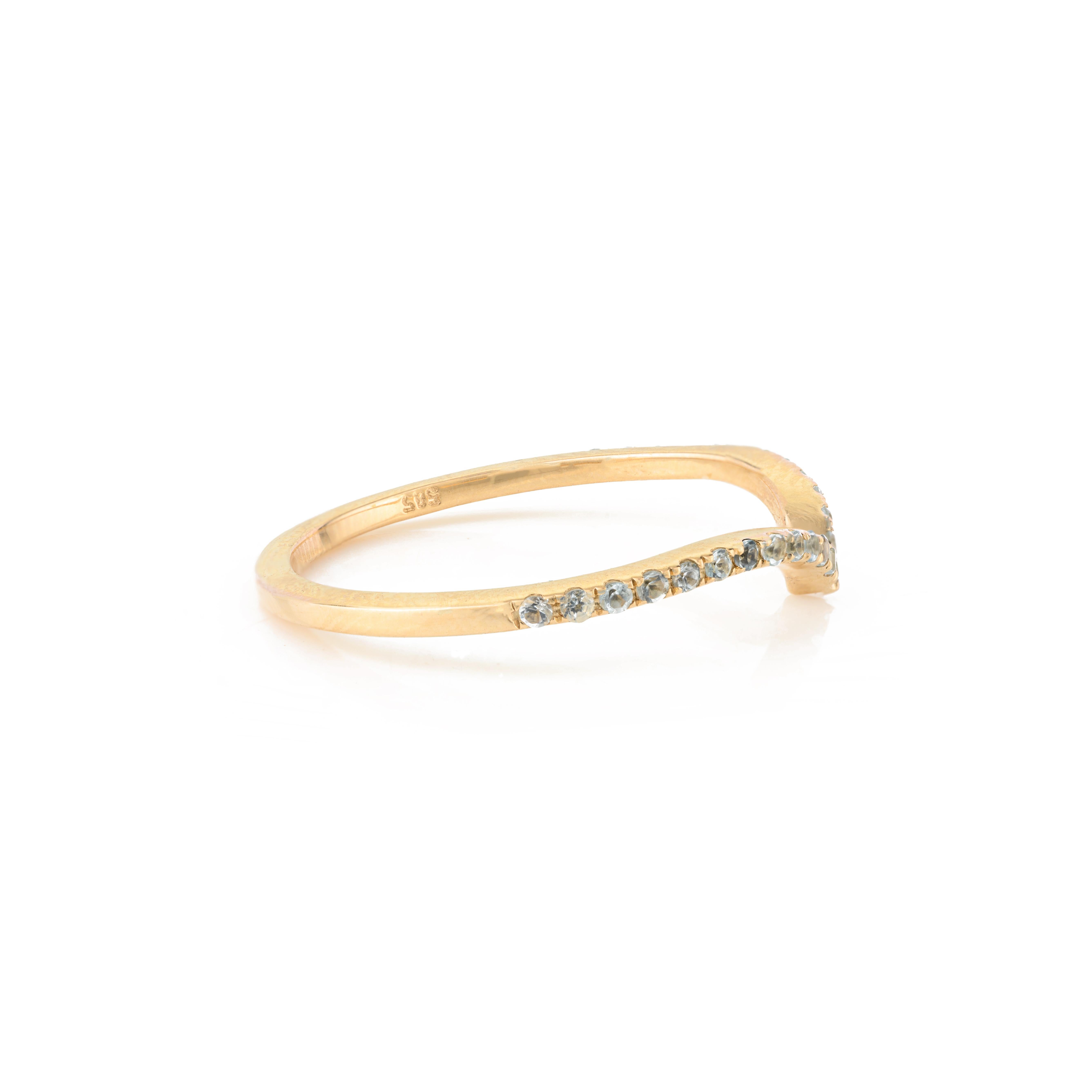Im Angebot: Dainty Blue Topas Chevron Stapelbarer V-förmiger Ring aus 14k Gelbgold für sie () 5
