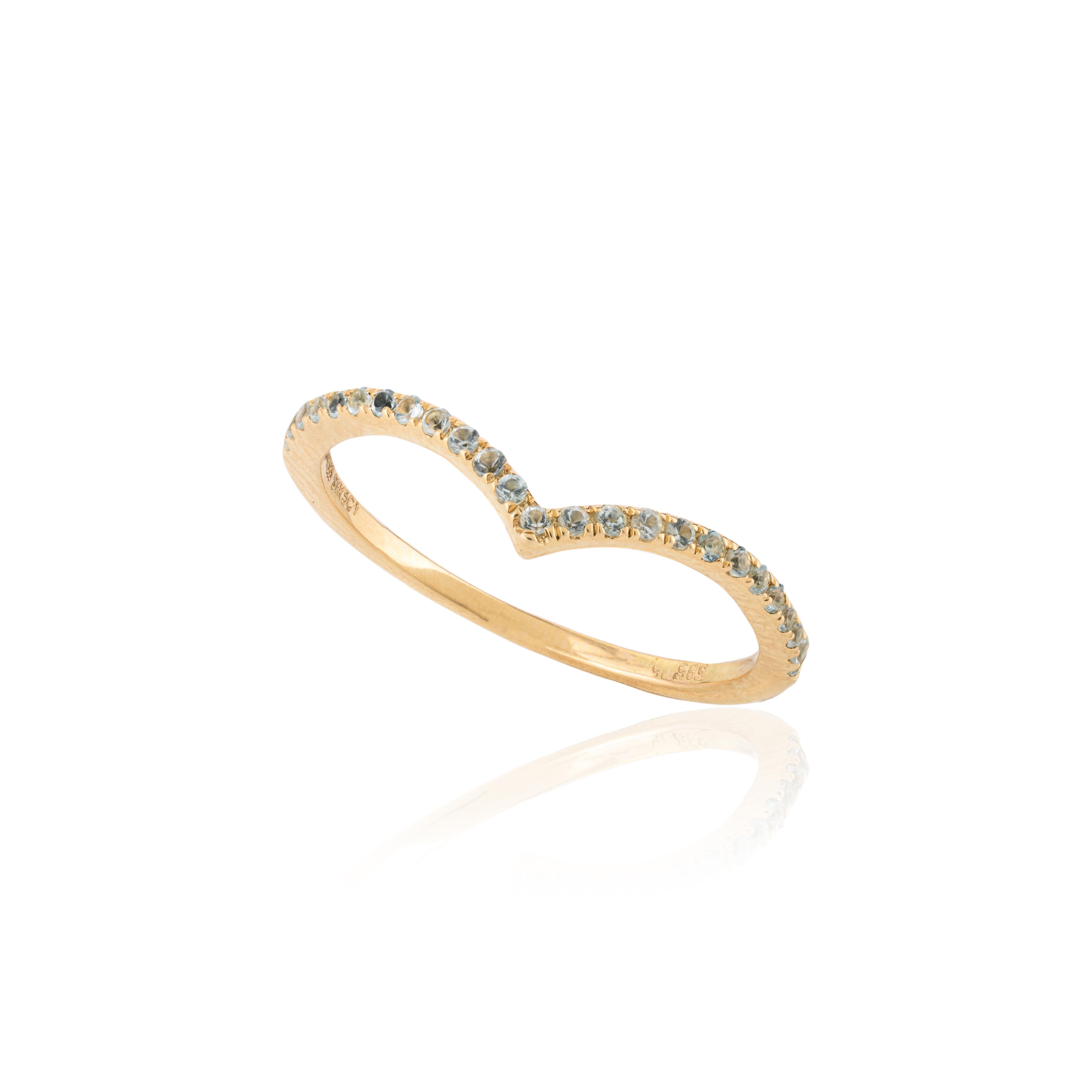 Im Angebot: Dainty Blue Topas Chevron Stapelbarer V-förmiger Ring aus 14k Gelbgold für sie () 7