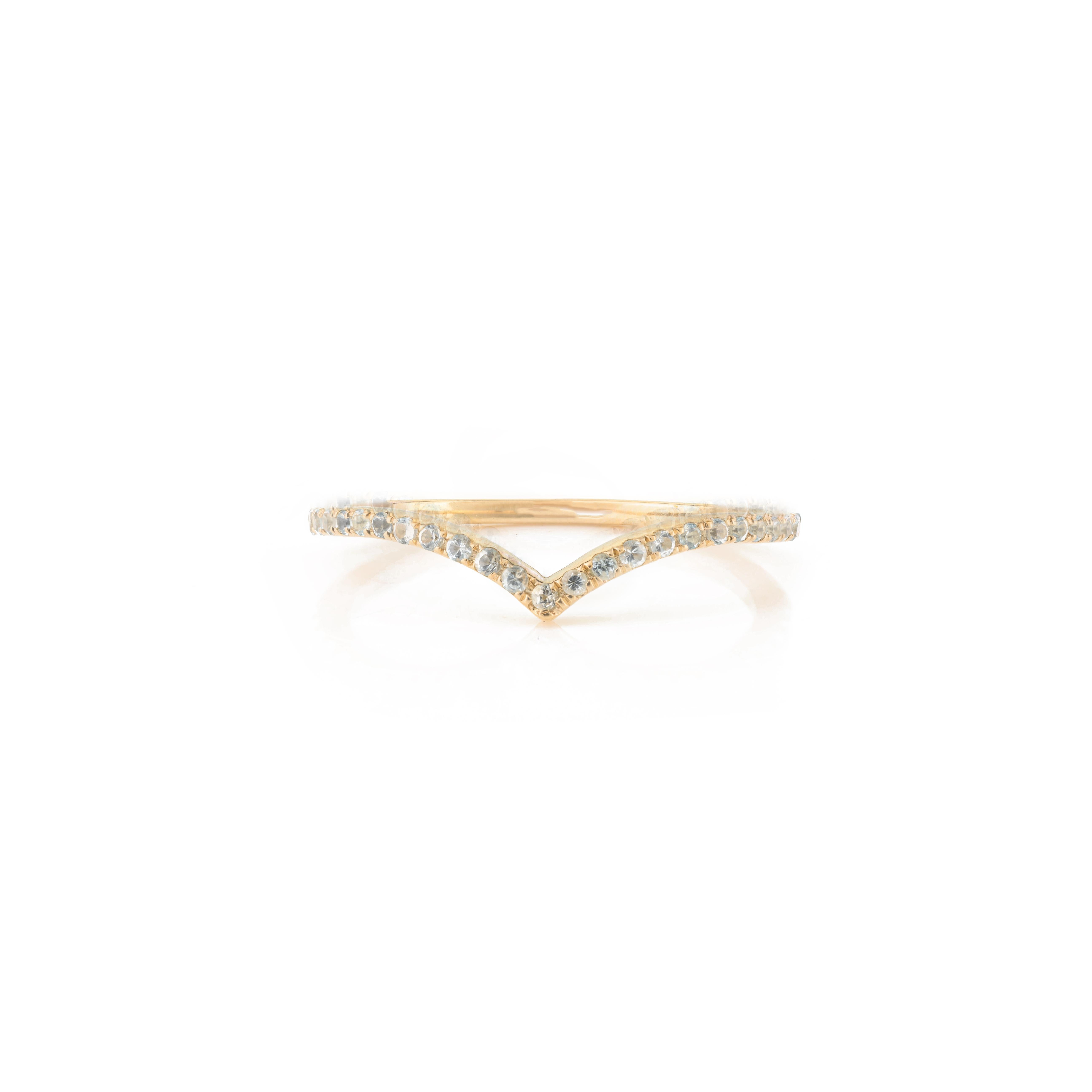 Im Angebot: Dainty Blue Topas Chevron Stapelbarer V-förmiger Ring aus 14k Gelbgold für sie () 9