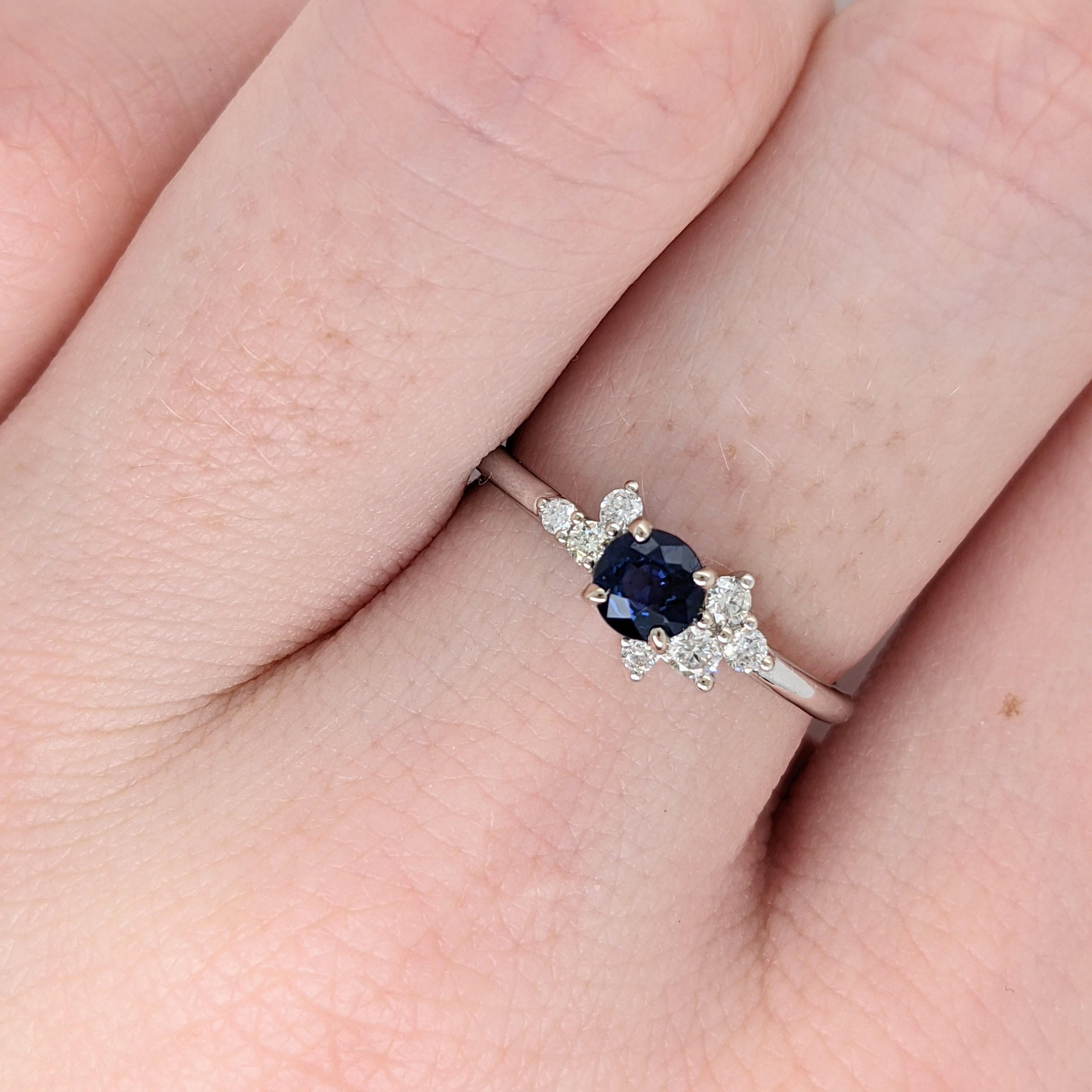 Taille ronde Bague en or massif 14 carats avec saphir de Ceylan et diamants extraits de la terre  RD 4mm en vente