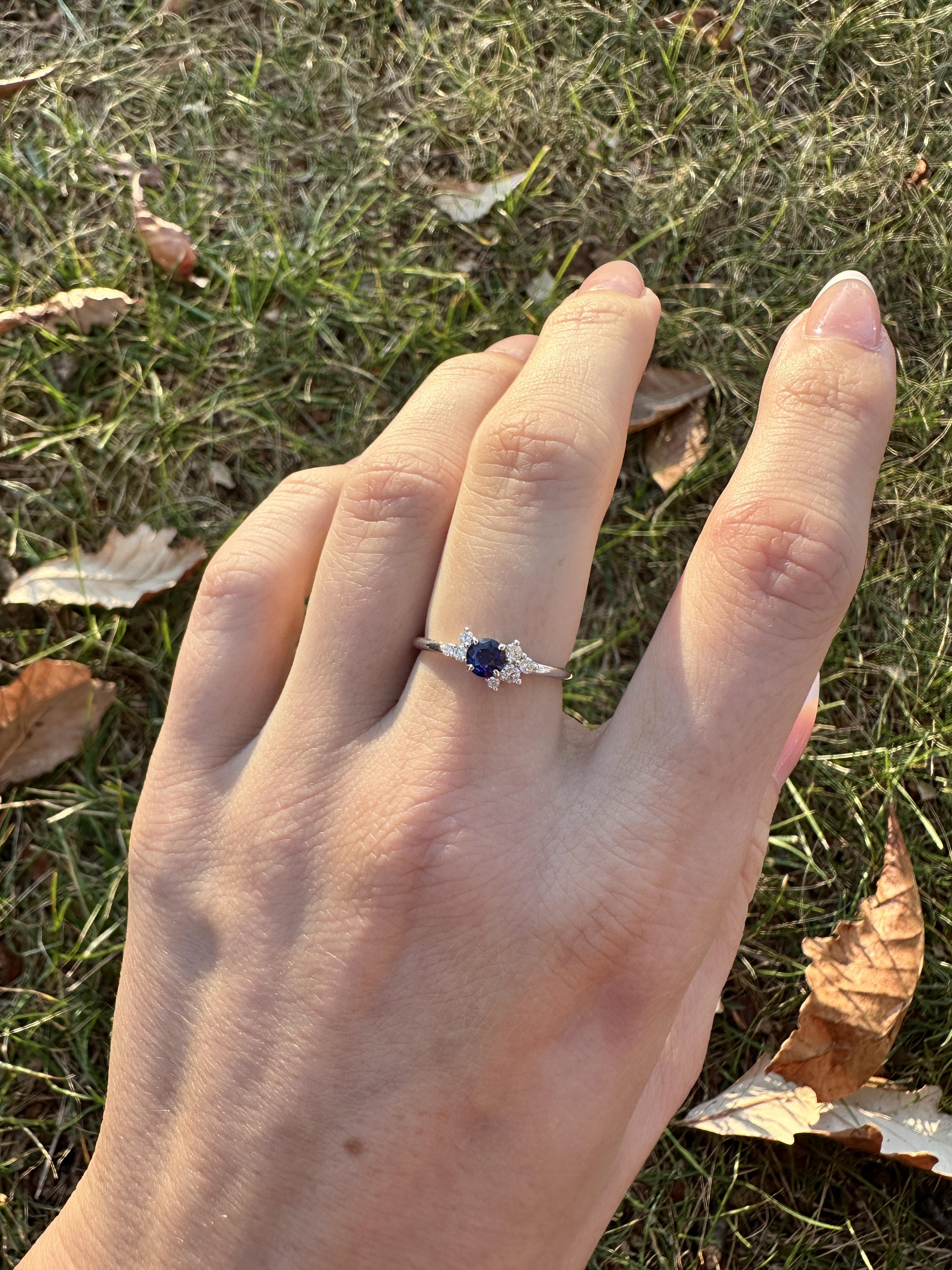 Cette bague à diamant décalé est ornée d'un saphir bleu royal de Ceylan en or massif 14k. Une bague au design unique, parfaite pour des fiançailles ou un anniversaire qui attirent l'attention. Cette bague constitue également un magnifique cadeau