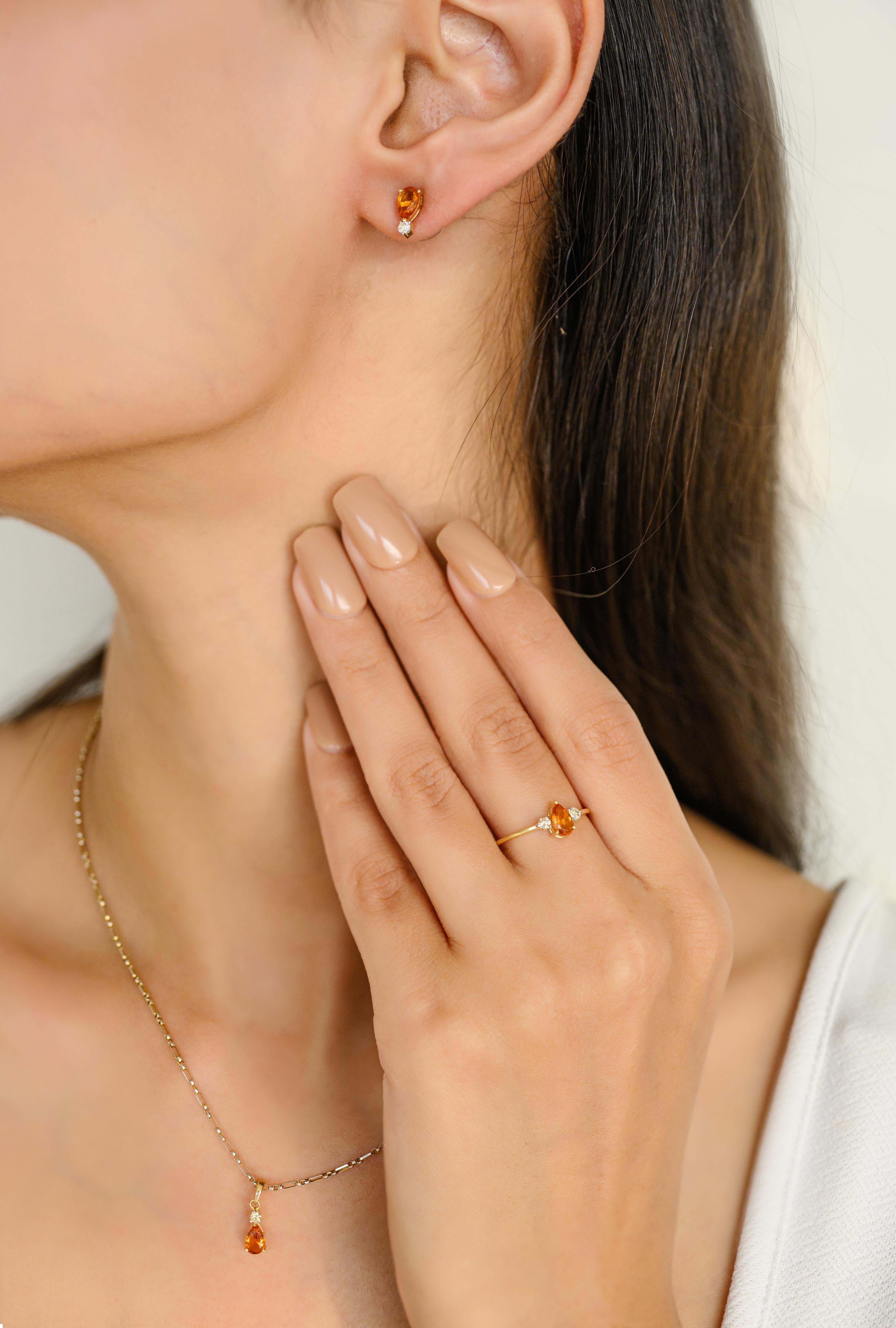 Boucles d'oreilles pendentifs en or 18 carats avec citrine poire et diamants ronds. Ce superbe bijou rehausse instantanément un look décontracté ou une tenue habillée. 
La citrine possède une forte énergie vibratoire qui favorise la clarté mentale.