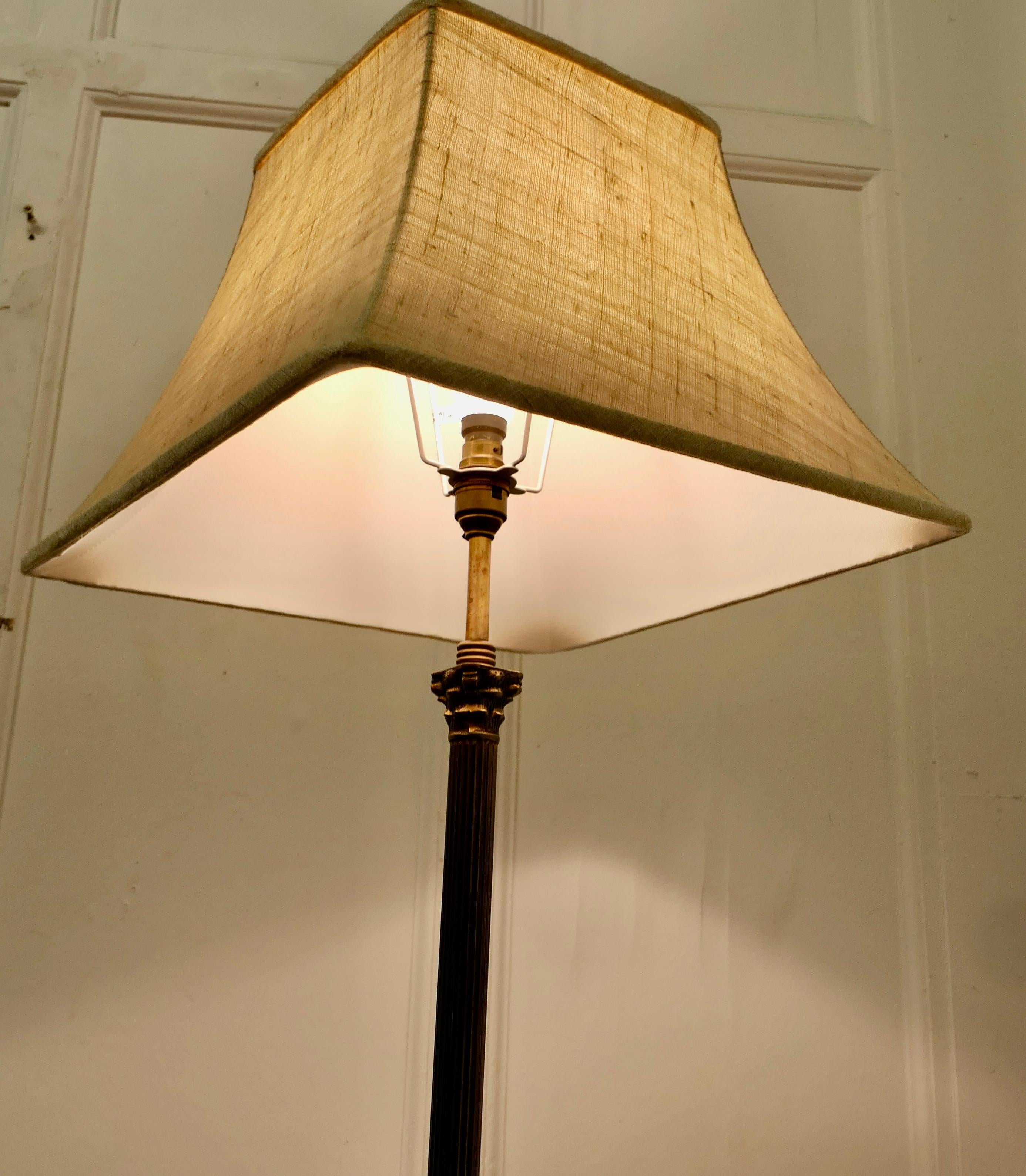 Zierliche Cottage Stehlampe aus Messing und Kunsthandwerk      (Adamstil)