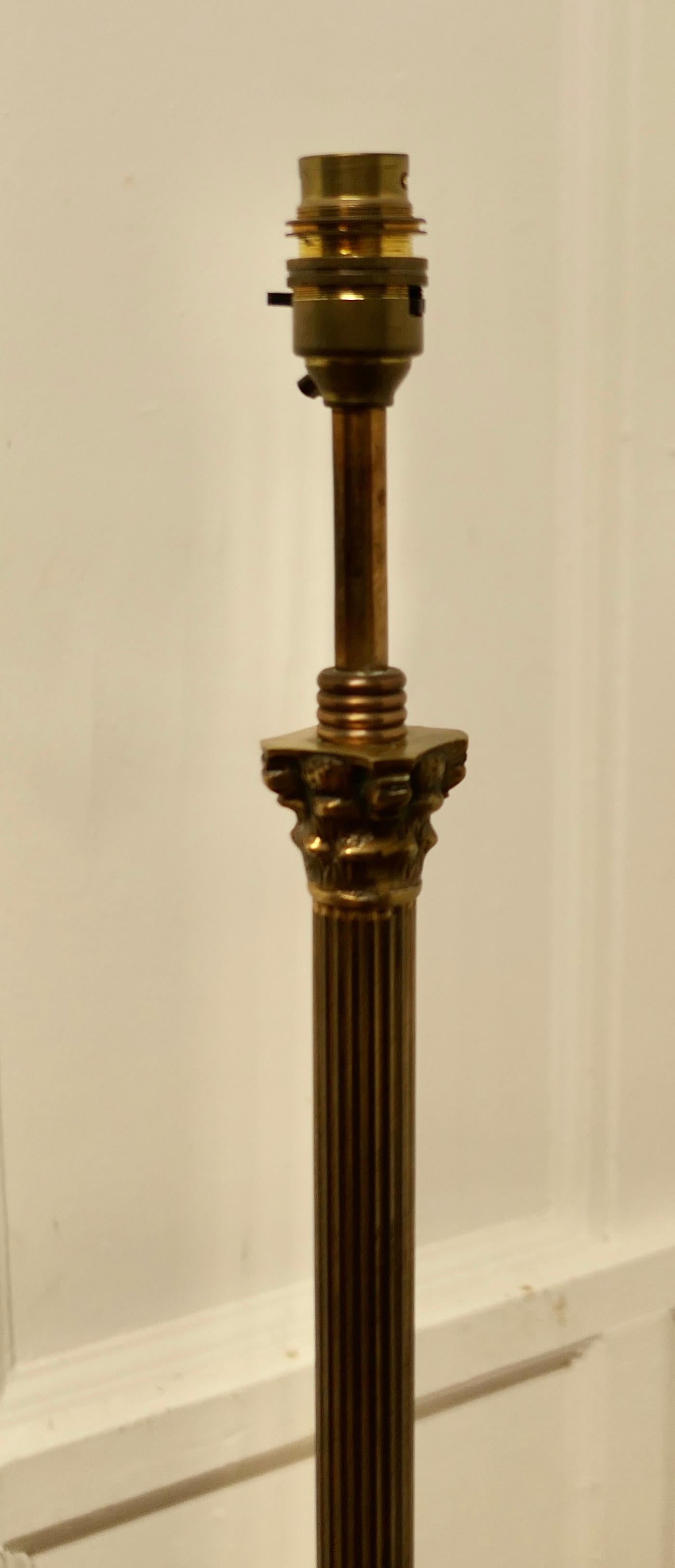 Zierliche Cottage Stehlampe aus Messing und Kunsthandwerk      2