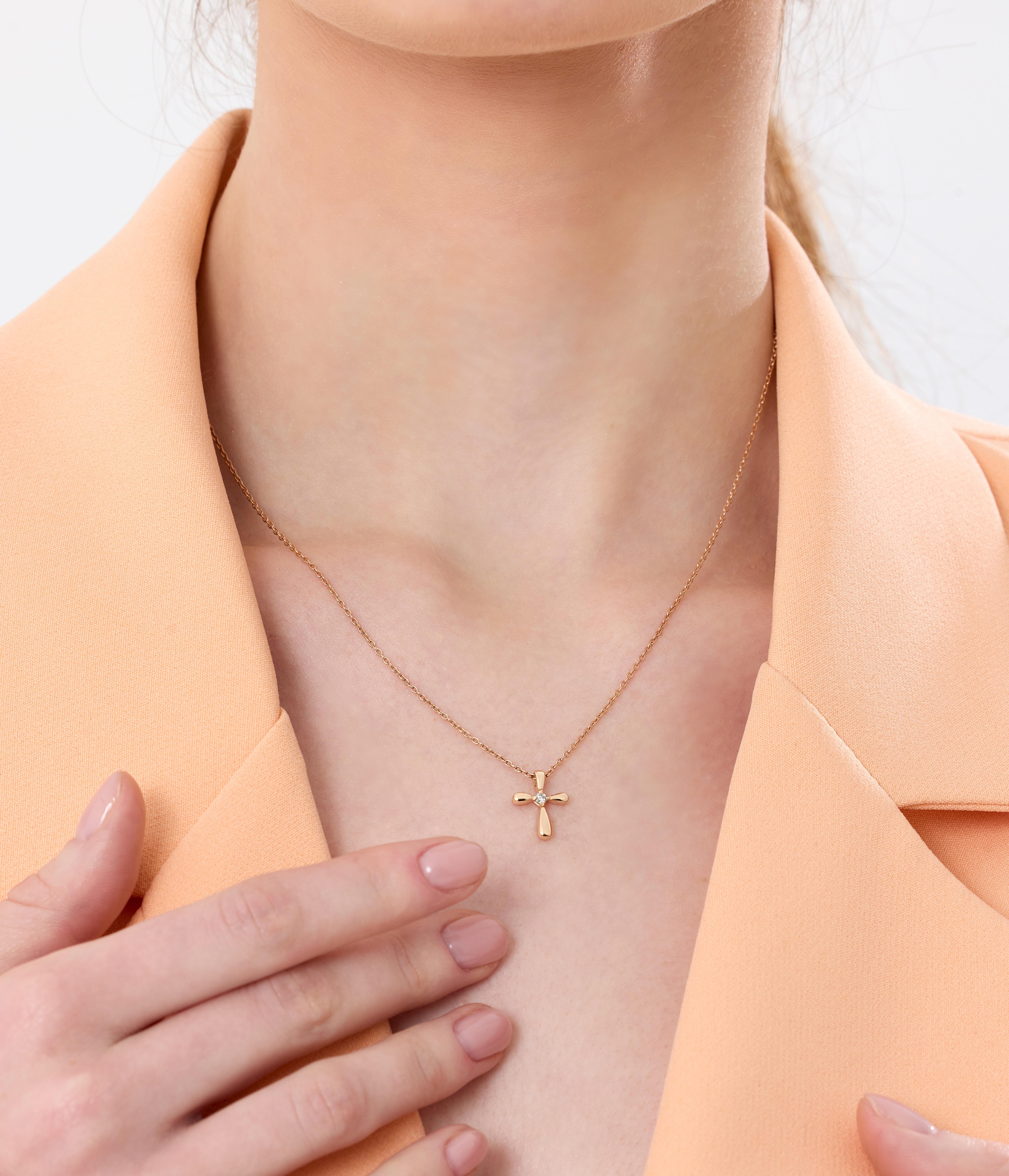 Collana con croce di diamanti, 0,04ct in vendita 1