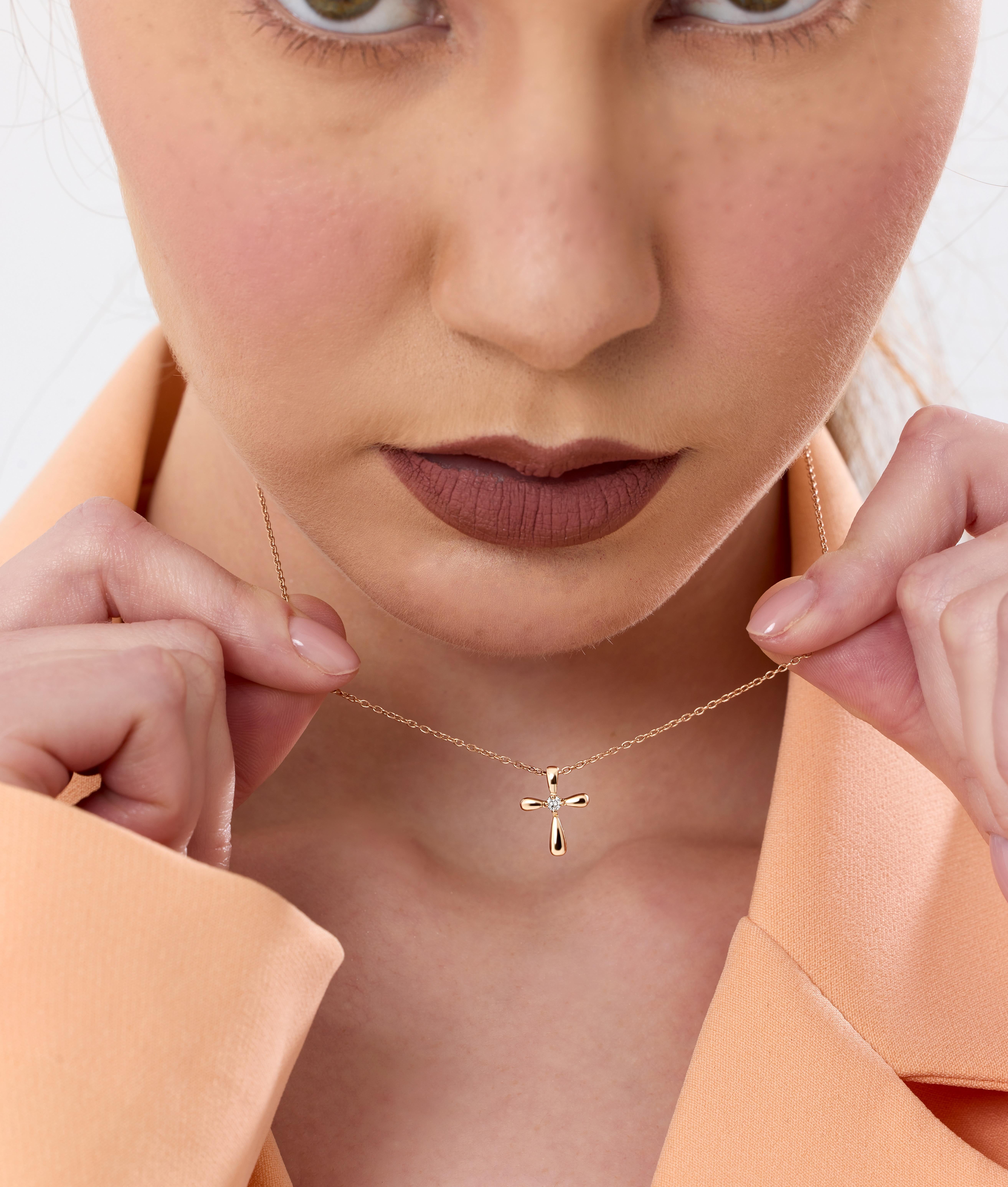 Collana con croce di diamanti, 0,04ct in vendita 2