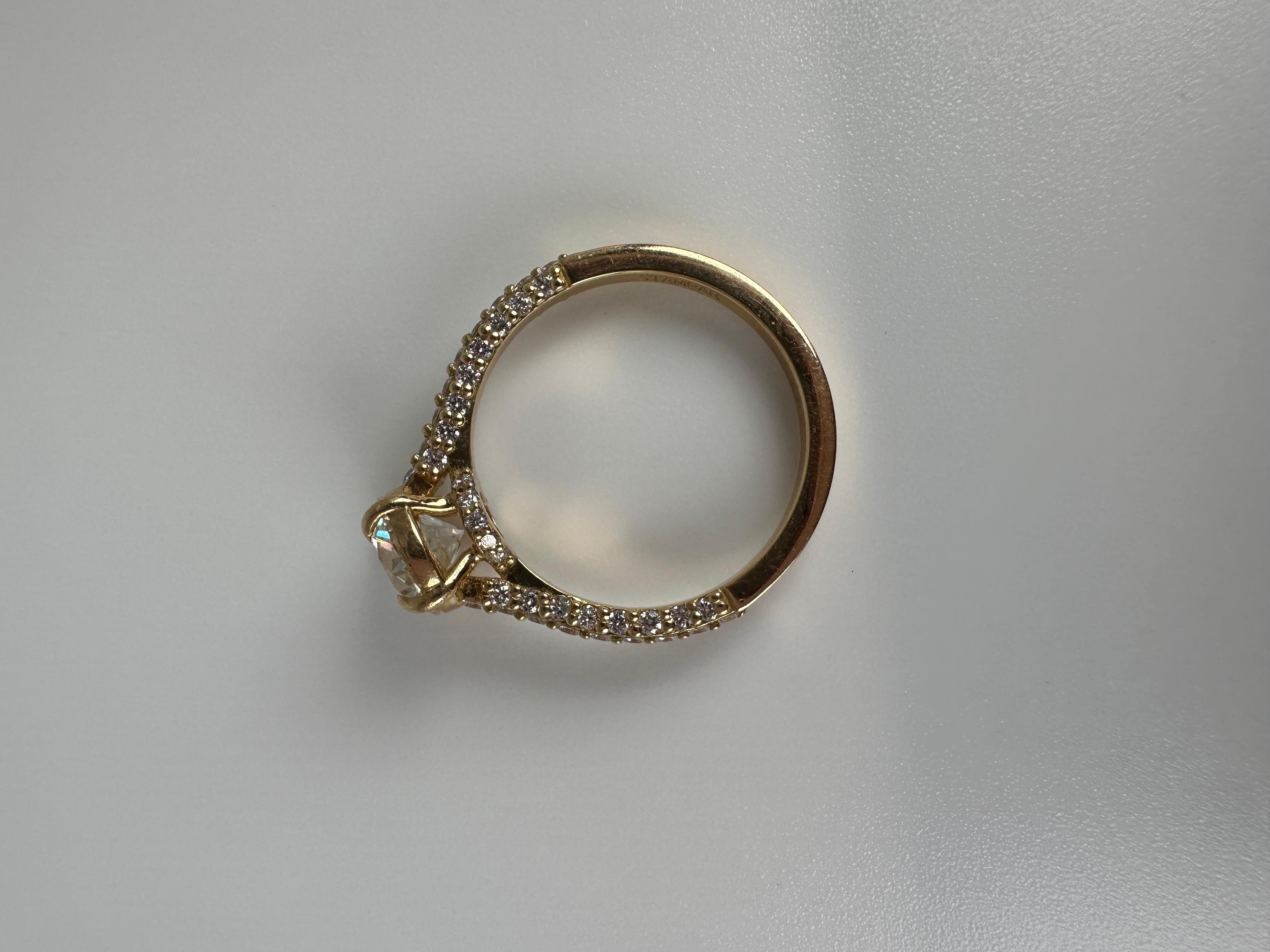 Atemberaubende Verlobungsring mit einem 0,40ct Zentrum SI2 Klarheit und H Farbe, Seite Diamanten mit einem Gewicht von 0,20ct in 14KT Gelbgold, schöne klassische Ring!

GOLD: 14KT Gold
NATÜRLICHE(R) DIAMANT(E)
Klarheit/Farbe: