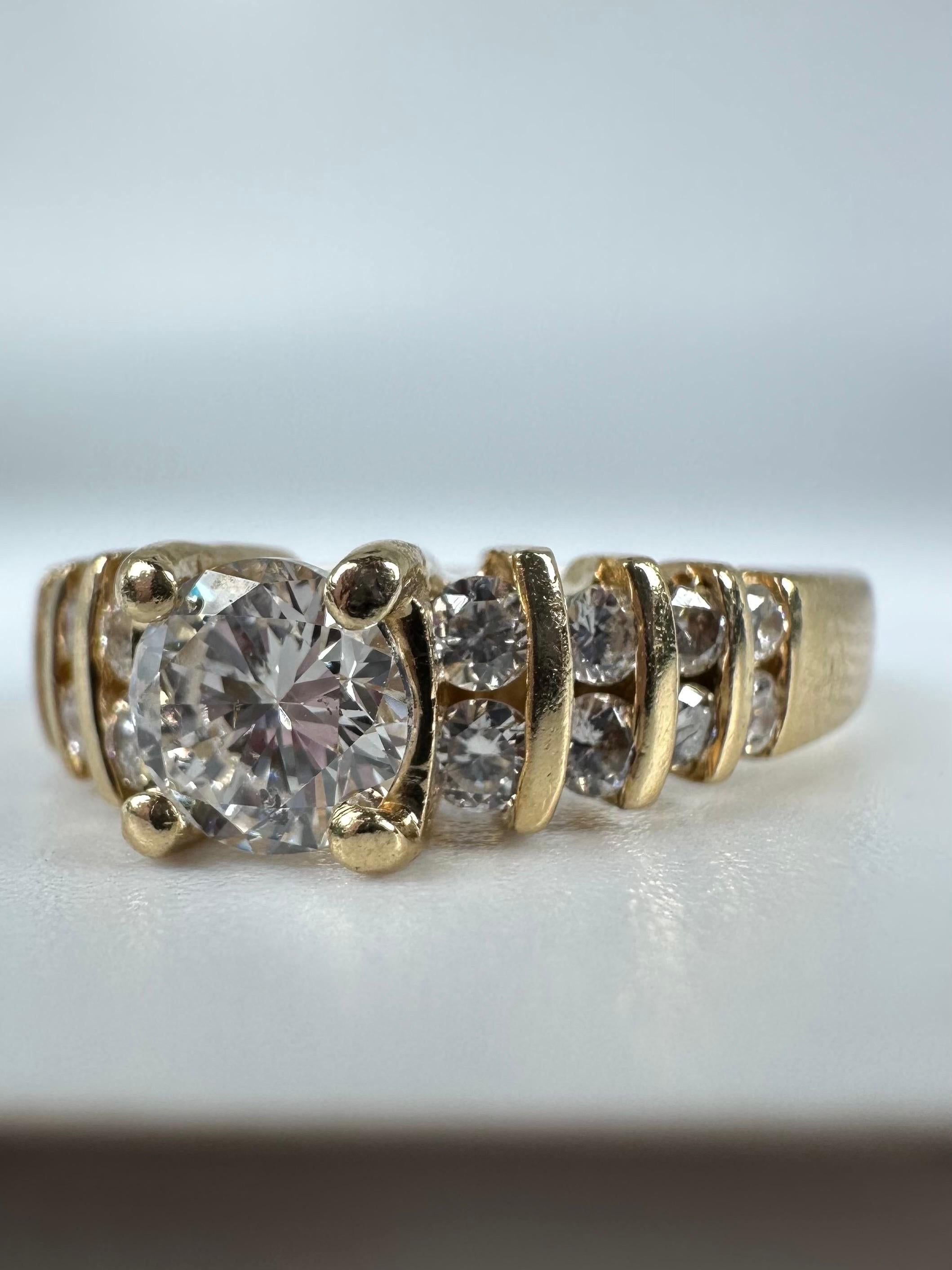 Délicieuse bague de fiançailles en or jaune 14 carats avec diamants Neuf - En vente à Jupiter, FL