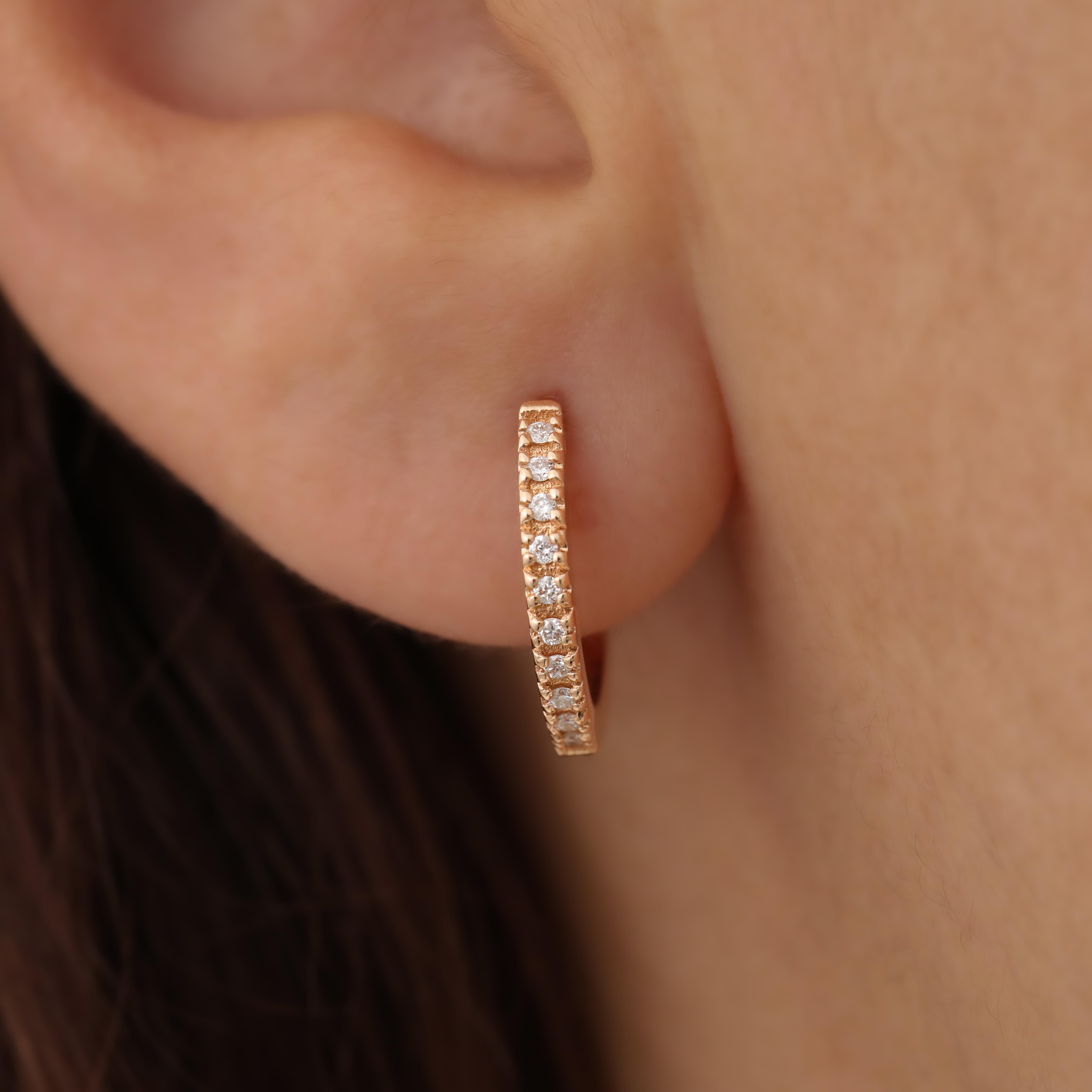 Taglio rotondo Orecchino Huggies con diamante in vendita