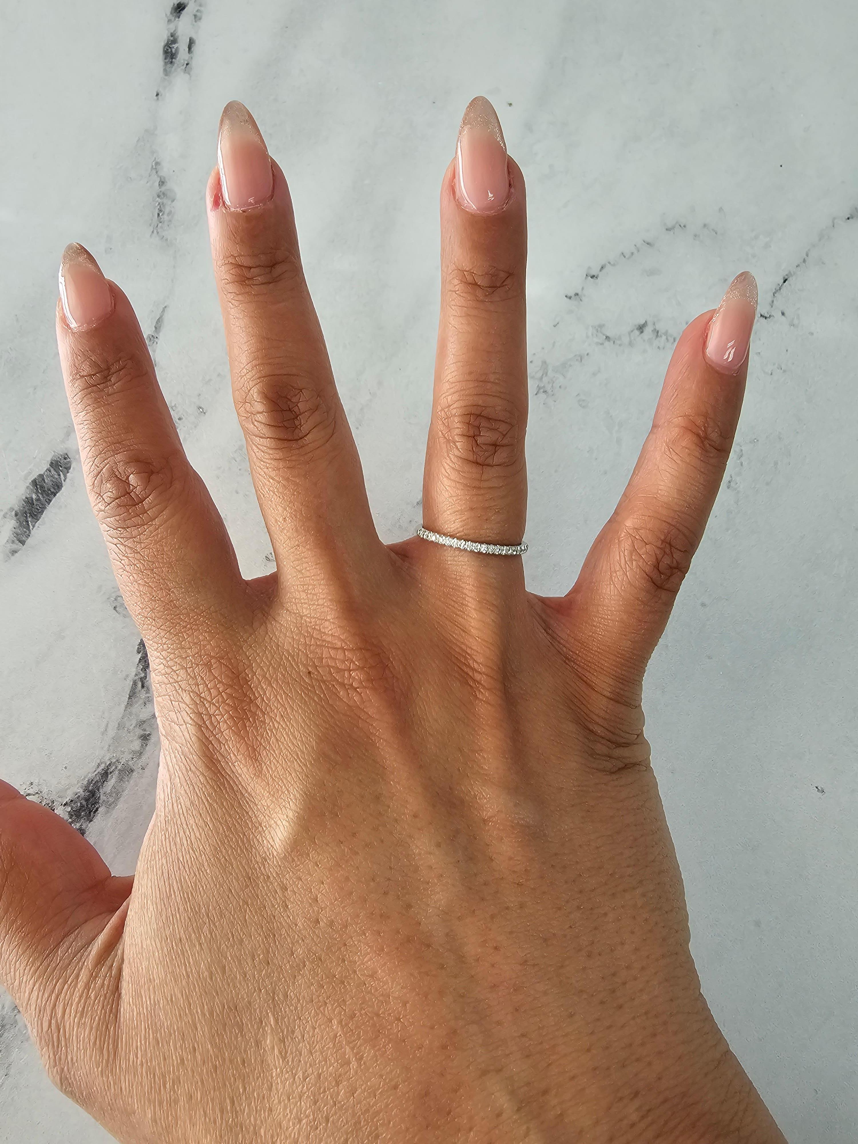Taglio rotondo Anello da mignolo con diamante sottile in oro bianco 18 carati in vendita
