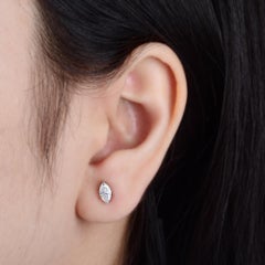 Pendientes de oro blanco de 10k con un delicado diamante solitario