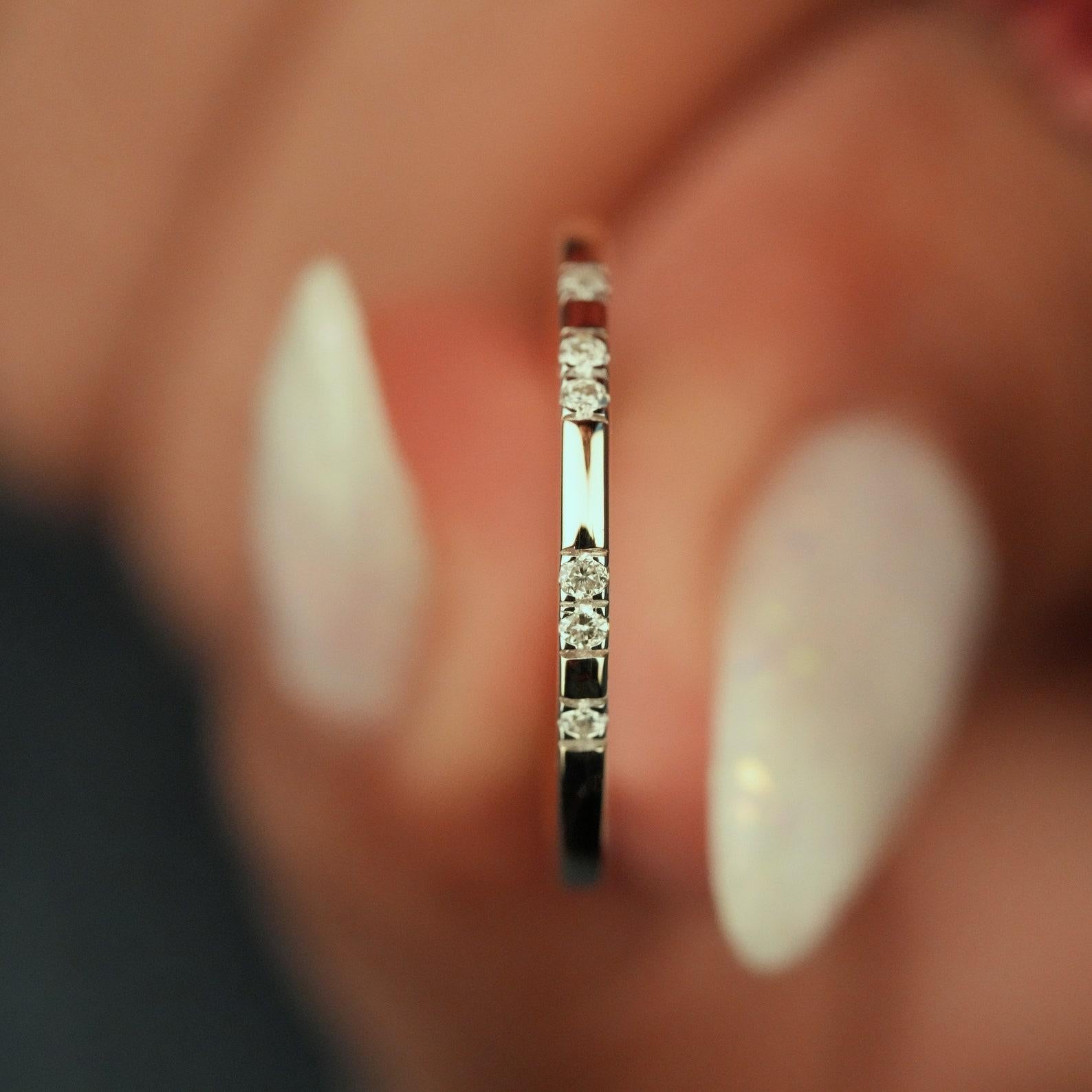 Delicado anillo de boda de diamantes de oro de 14k Anillo de diamantes naturales Anillo minimalista de regalo. Art Decó en venta