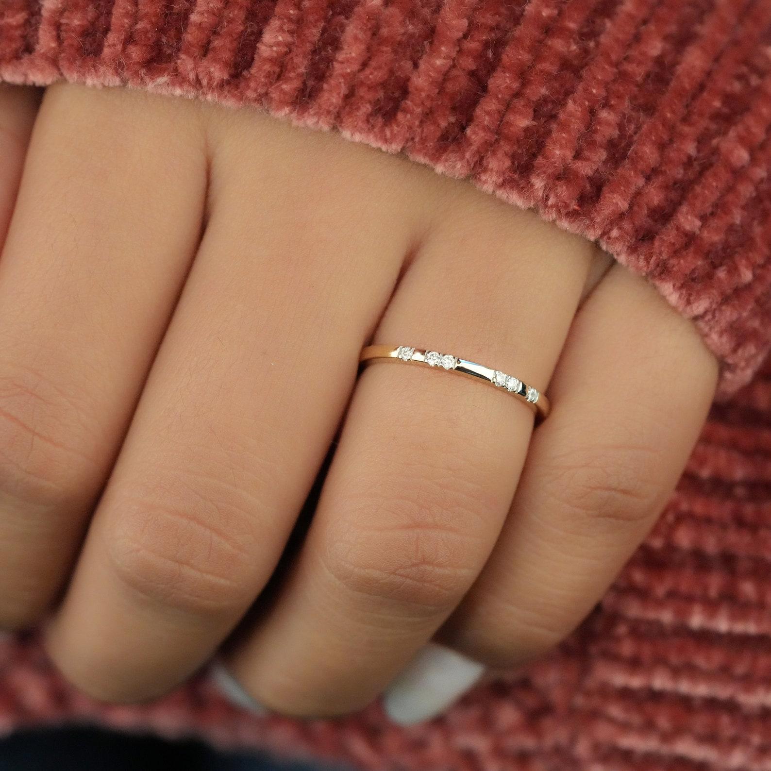 Delicado anillo de boda de diamantes de oro de 14k Anillo de diamantes naturales Anillo minimalista de regalo. Corte redondo en venta