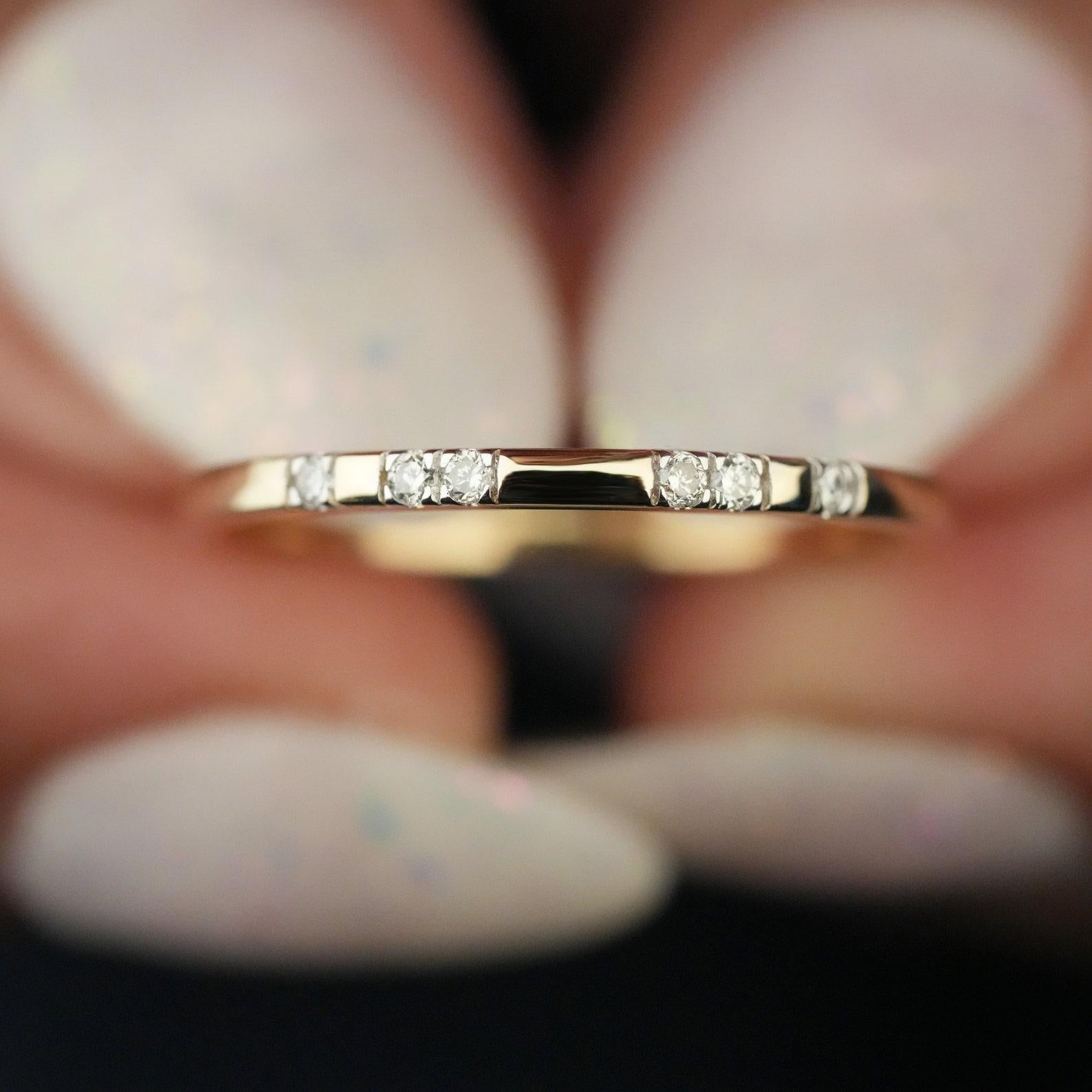 Delicado anillo de boda de diamantes de oro de 14k Anillo de diamantes naturales Anillo minimalista de regalo. en Nuevo estado para la venta en Chicago, IL
