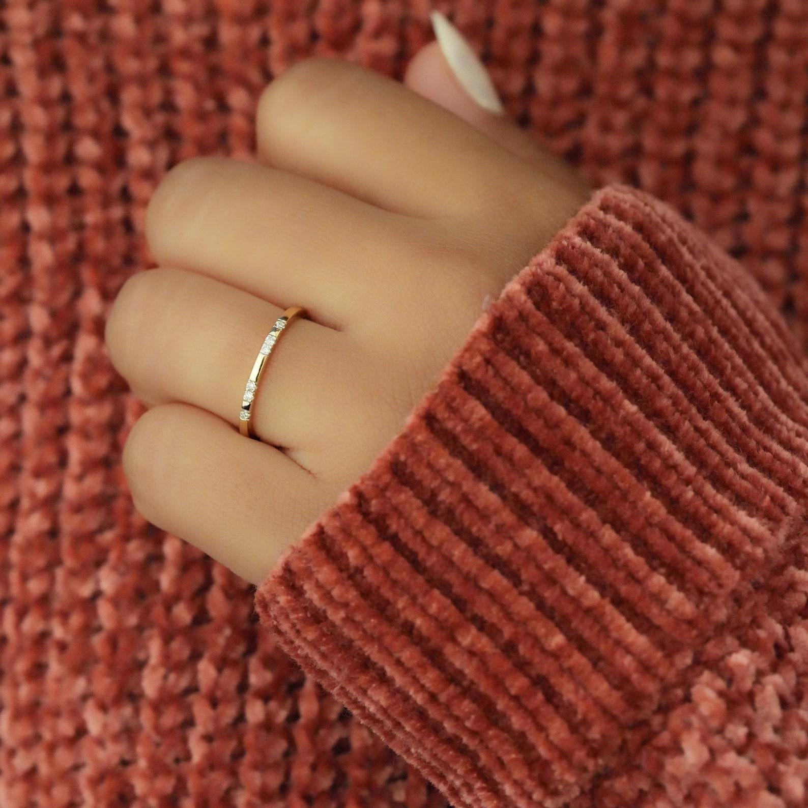 Femenino o masculino Delicado anillo de boda de diamantes de oro de 14k Anillo de diamantes naturales Anillo minimalista de regalo. en venta