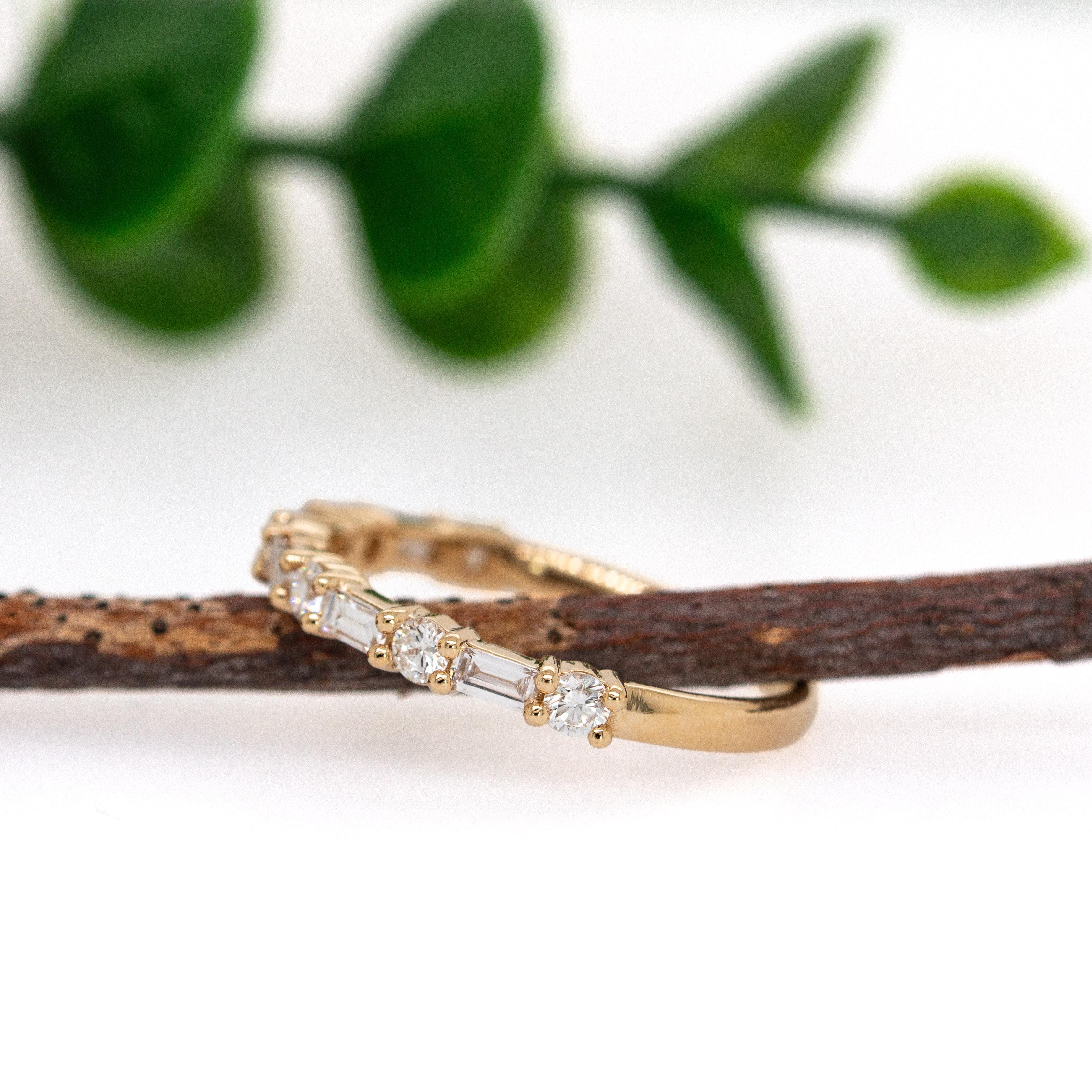 Contemporaneo Fascia di diamanti Dainty Earth Mined - Oro massiccio 14K, Gioielli fatti a mano in vendita