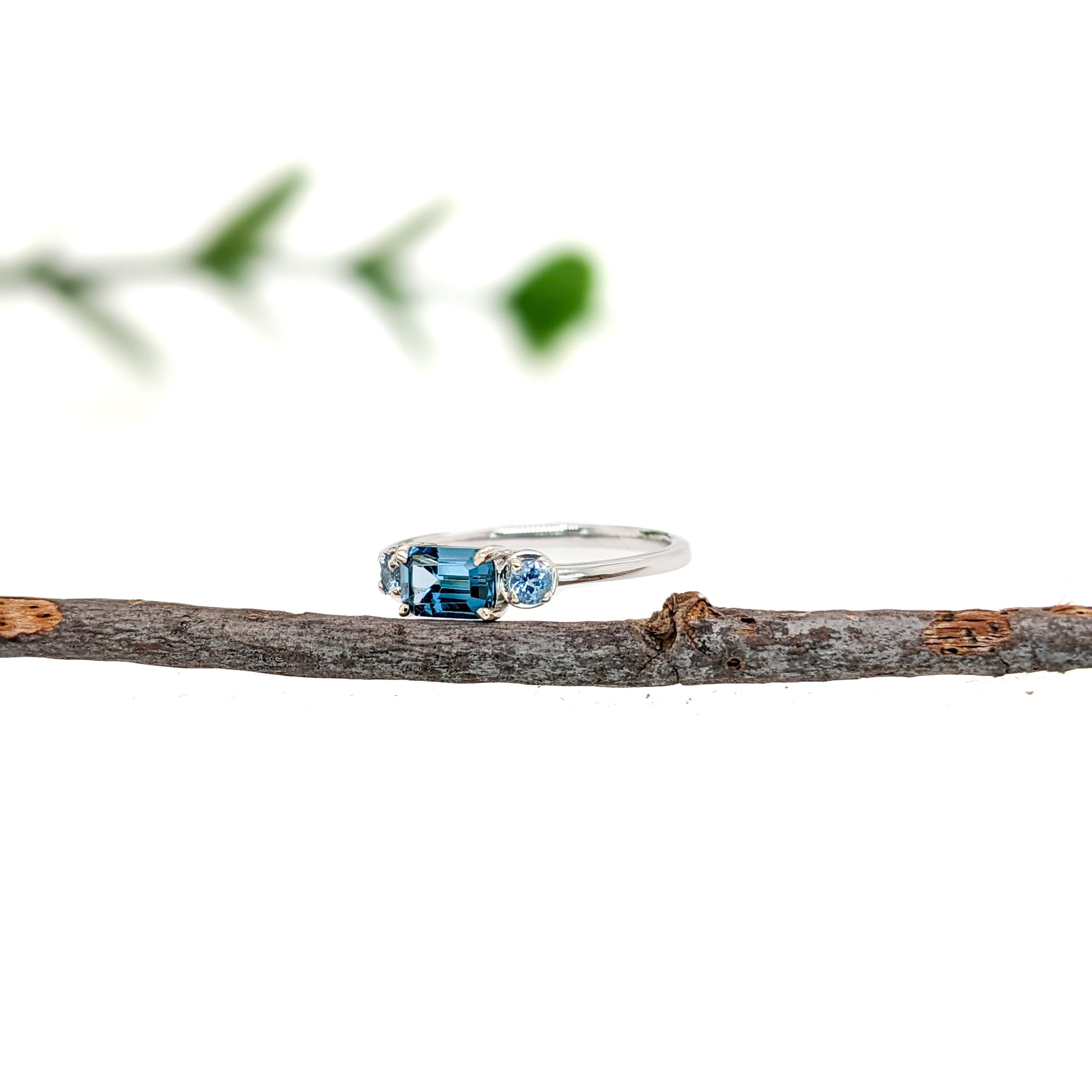 Delicado anillo de topacio azul East West London con detalles de diamantes azules en oro blanco de 14 quilates Corte esmeralda