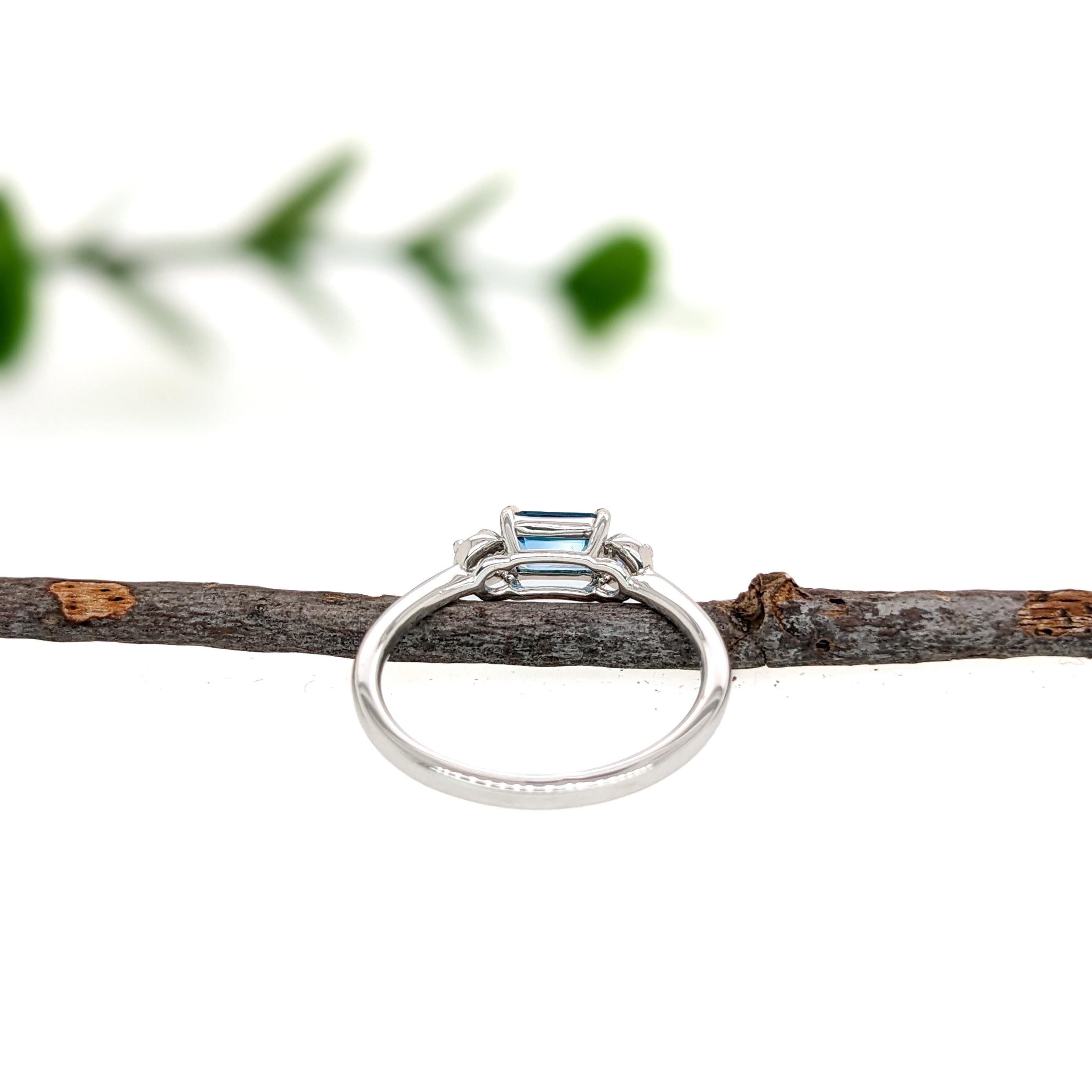De las mujeres Delicado anillo de topacio azul East West London con detalles de diamantes azules en oro blanco de 14 quilates