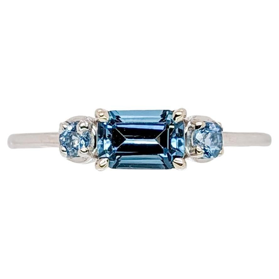Delicado anillo de topacio azul East West London con detalles de diamantes azules en oro blanco de 14 quilates