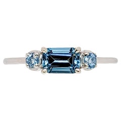 Delicado anillo de topacio azul East West London con detalles de diamantes azules en oro blanco de 14 quilates