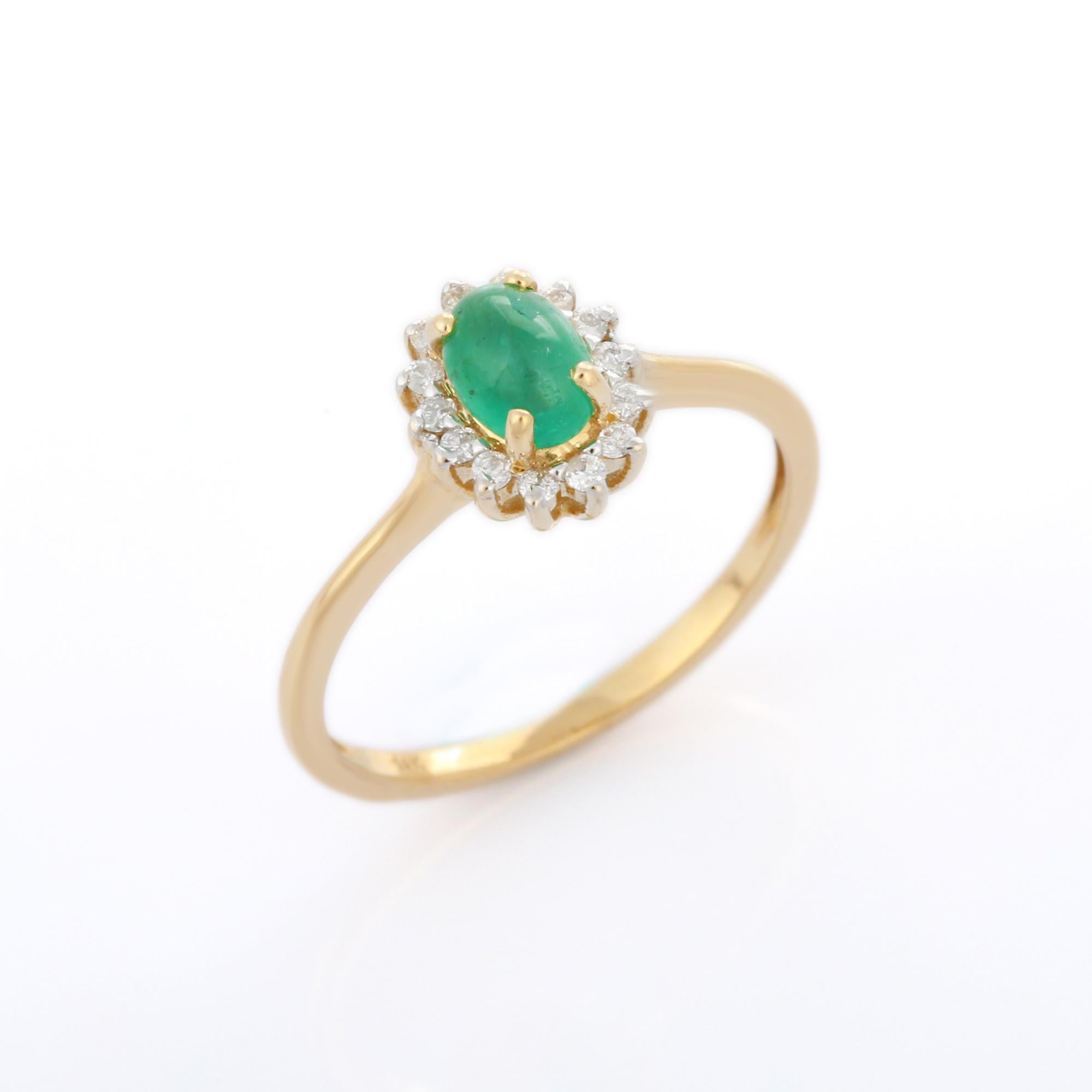 Im Angebot: 14K Gelbgold Ring mit Smaragd im Ovalschliff und Diamanten, Smaragd-Halo-Ring () 2
