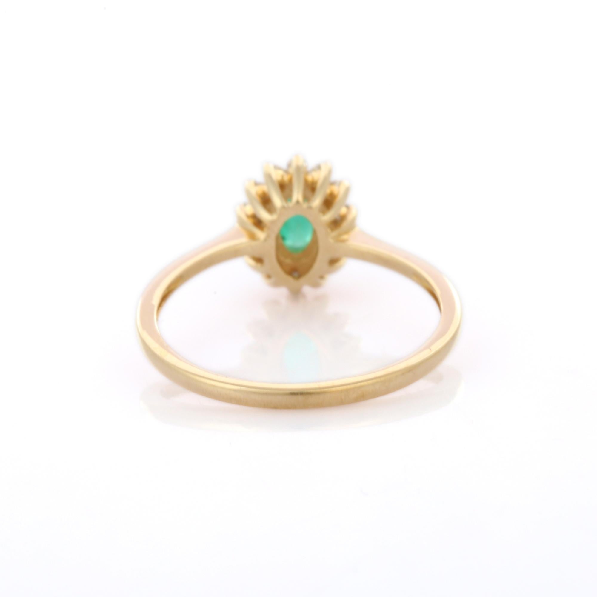 Im Angebot: 14K Gelbgold Ring mit Smaragd im Ovalschliff und Diamanten, Smaragd-Halo-Ring () 3