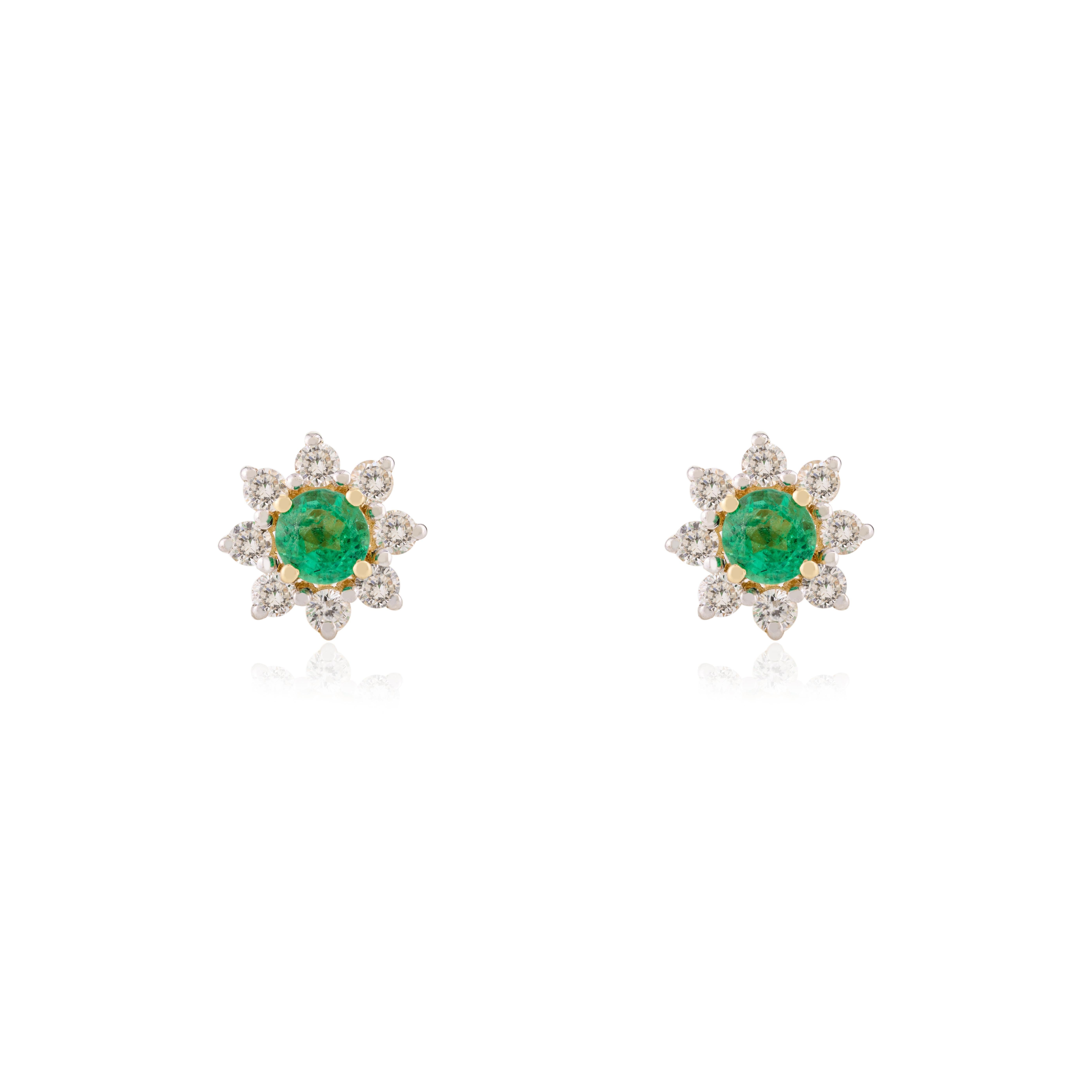 Art déco Boucles d'oreilles Fleur de tous les jours en or jaune 14k avec halo de diamants et d'émeraudes en vente