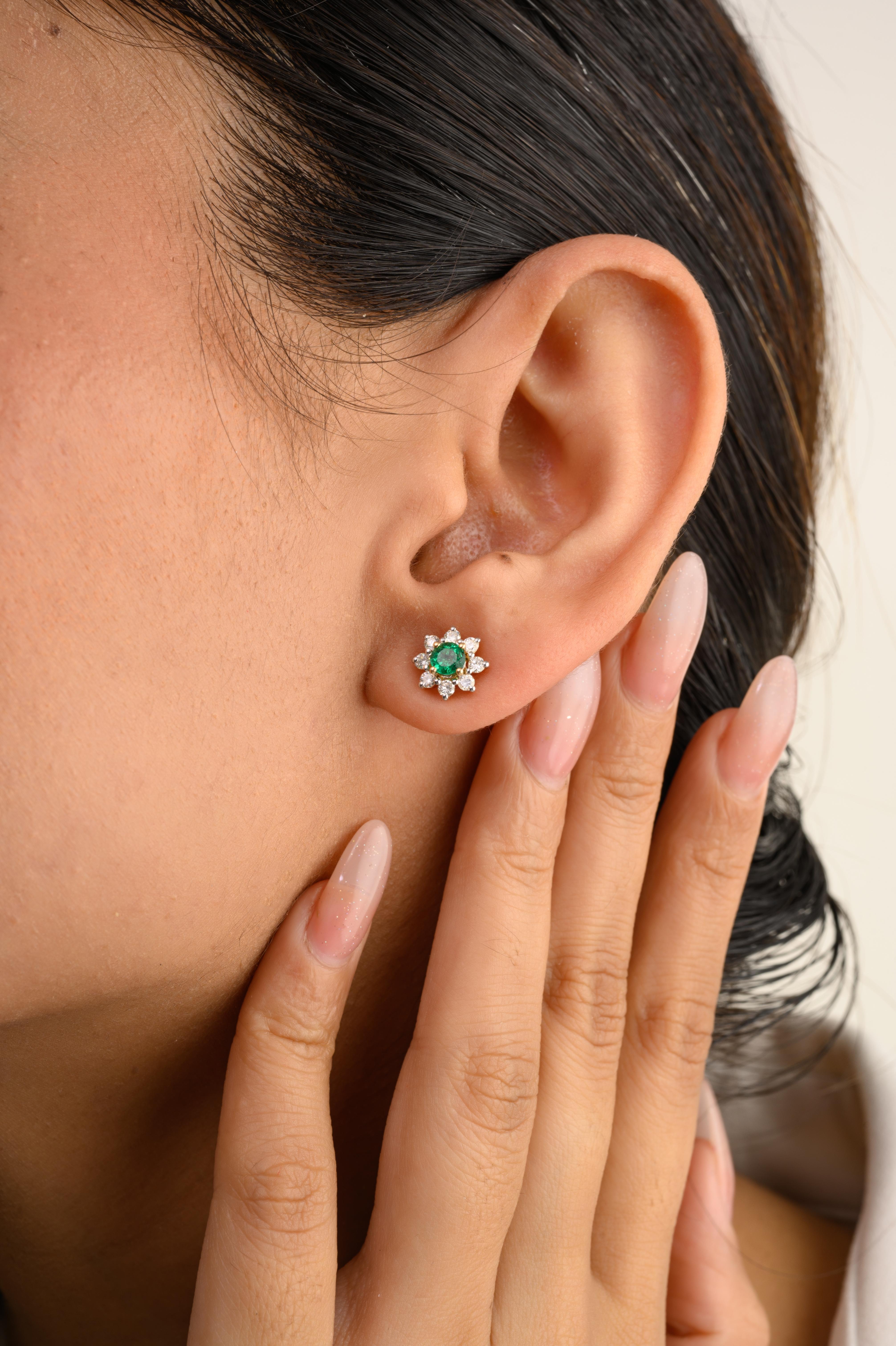 Taille ronde Boucles d'oreilles Fleur de tous les jours en or jaune 14k avec halo de diamants et d'émeraudes en vente