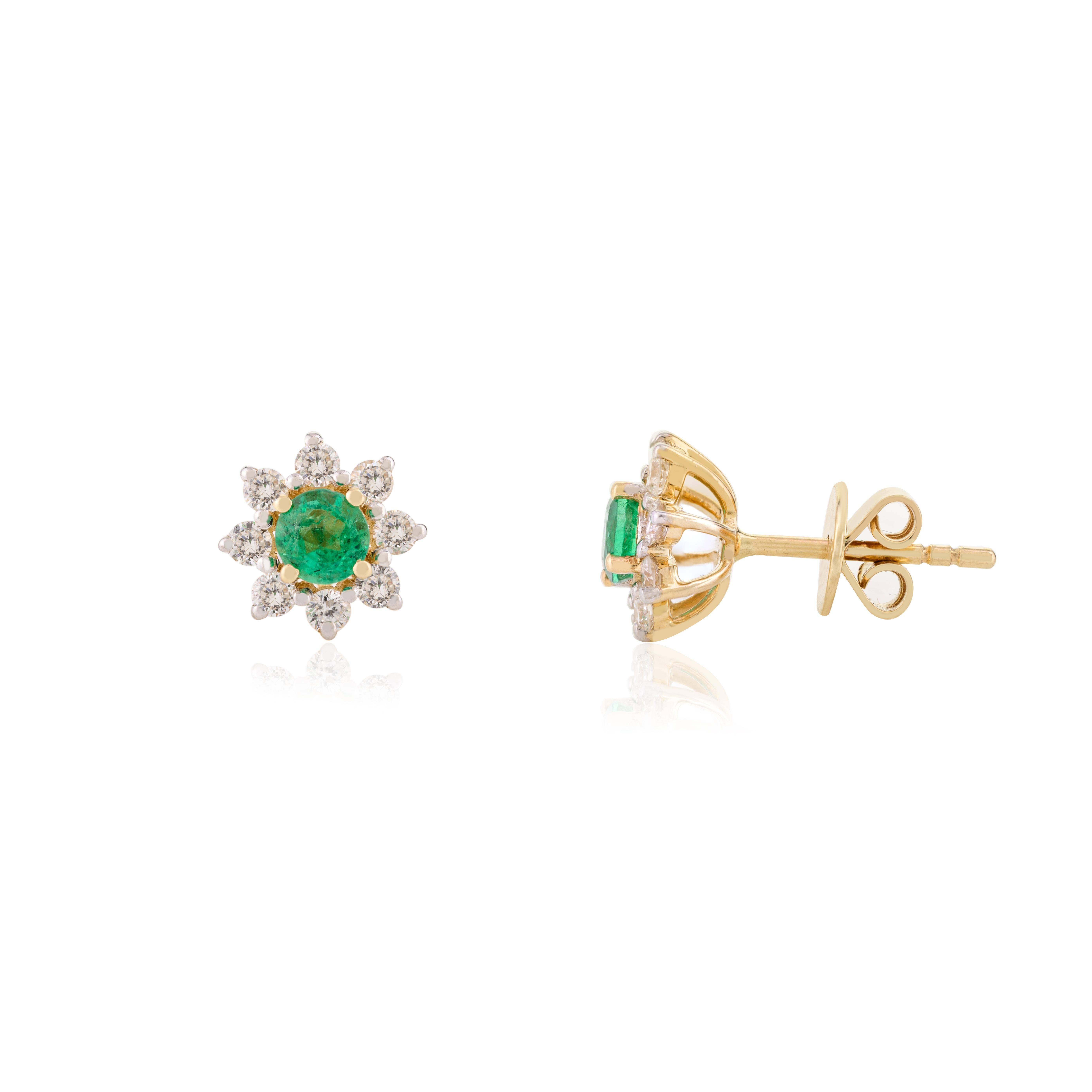 Boucles d'oreilles Fleur de tous les jours en or jaune 14k avec halo de diamants et d'émeraudes Neuf - En vente à New York, NY