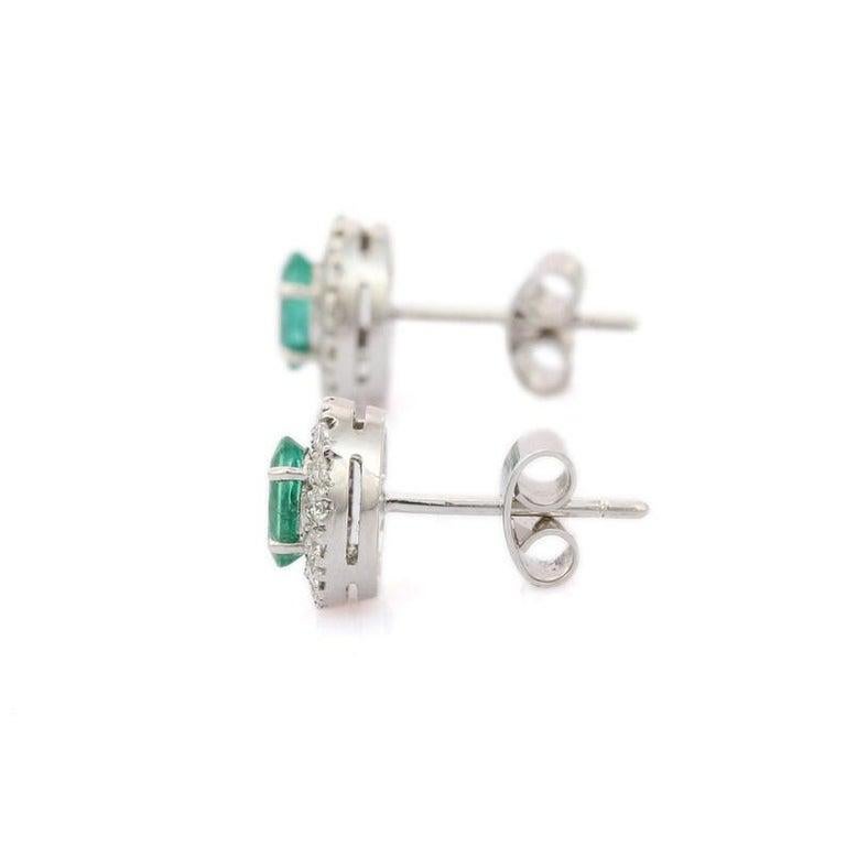 Boucles d'oreilles en or blanc massif 18 carats avec émeraude et diamant en vente 2