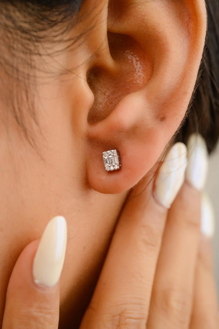 Zierliche Diamant-Illusions-Pushback-Ohrstecker aus 18 Karat Gold, die mit Ihrem Look ein Statement setzen. Sie brauchen Ohrstecker, um mit Ihrem Look ein Statement zu setzen. Diese Ohrringe mit rund geschliffenen Diamanten sorgen für ein