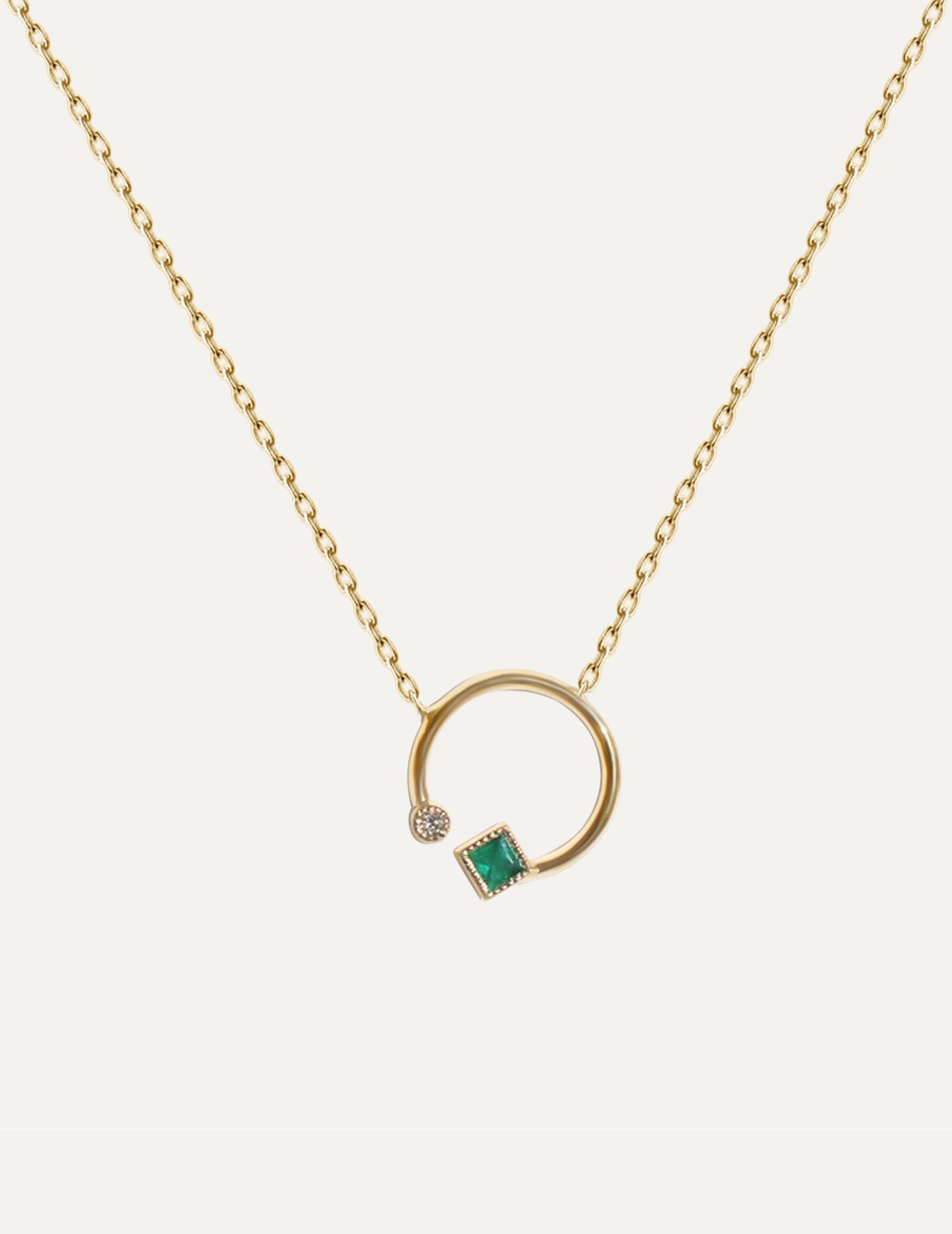 Die zierliche Smaragd-Halskette ist ein bemerkenswertes und auffälliges Schmuckstück, das die Anziehungskraft der grünen Schönheit der Natur verkörpert. Diese Halskette zeichnet sich durch ein Design aus, das einen offenen Raum innerhalb des