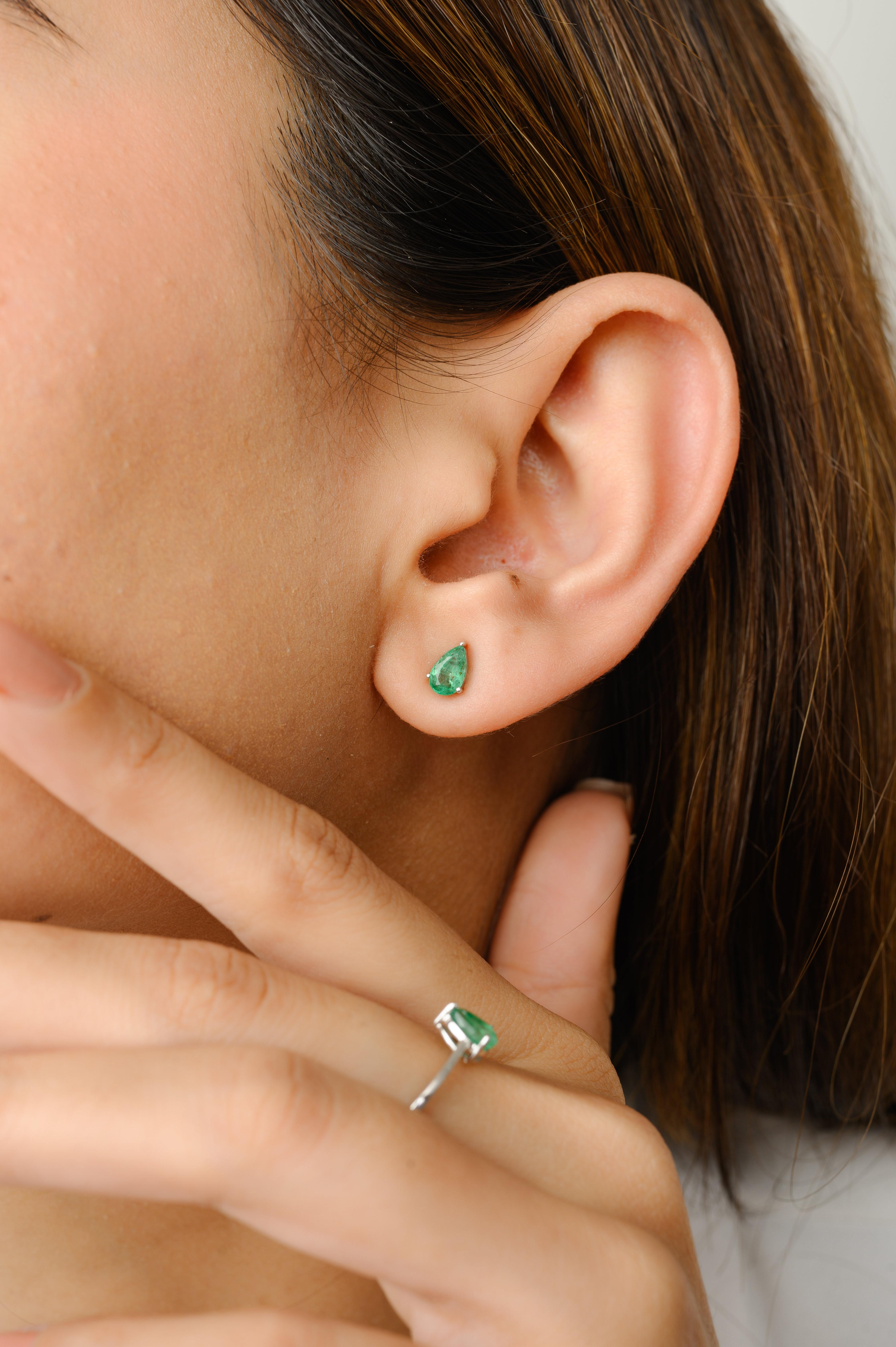 For Sale:  Dainty Emerald Ring and Earrings Jewelry Set Made in 18k Solid White Gold 6