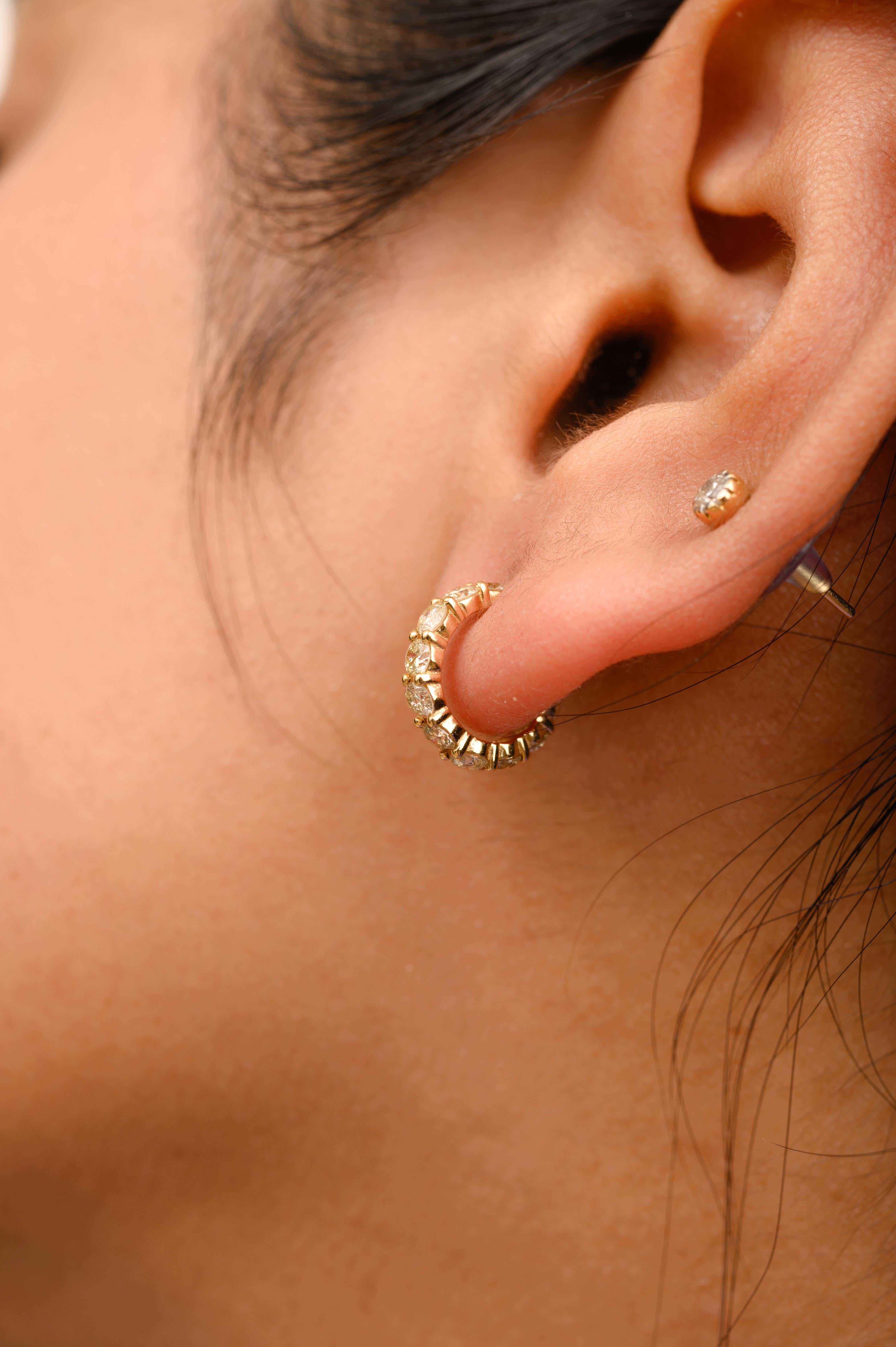 Taille ronde Boucles d'oreilles délicates en or jaune 18 carats avec diamants Cadeau parfait pour elle en vente