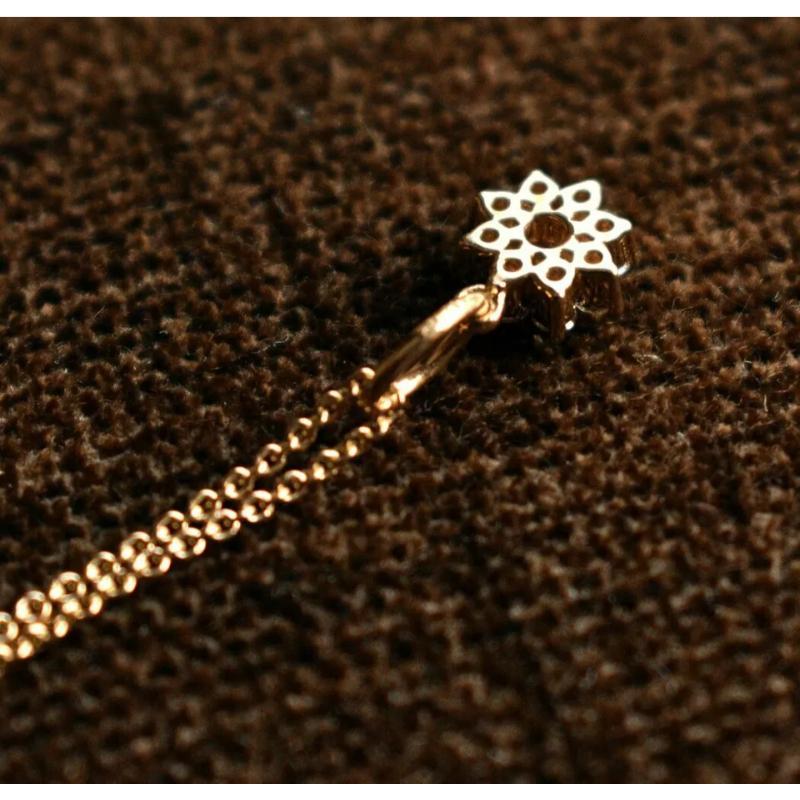Taglio rotondo Collana con ciondolo a forma di fiore con diamanti minuscoli in oro massiccio 14k in vendita