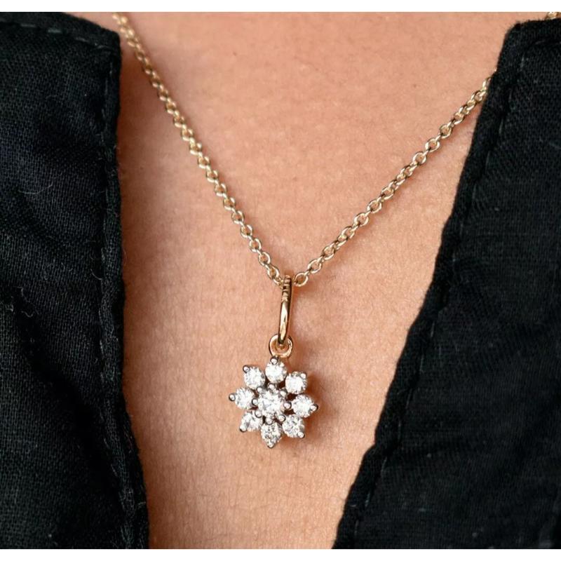 Collana con ciondolo a forma di fiore con diamanti minuscoli in oro massiccio 14k In condizioni Nuovo in vendita a Chicago, IL