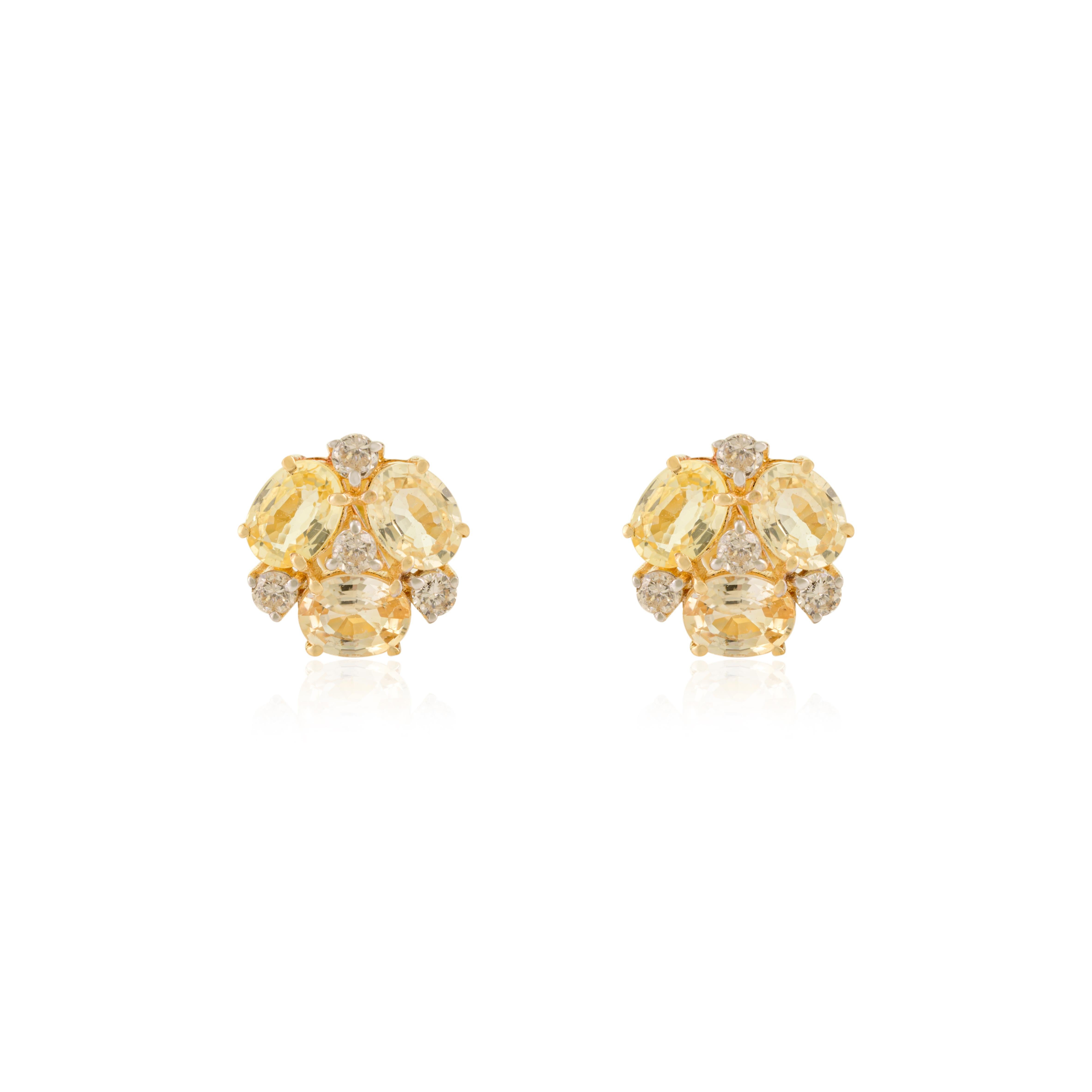 Irradiant de chaleur et d'élégance, ces exquises boucles d'oreilles sont réalisées en or jaune 14 carats et présentent un motif floral vibrant. Les pièces centrales sont des saphirs jaunes naturels totalisant 1,26 carats, disposés dans un motif