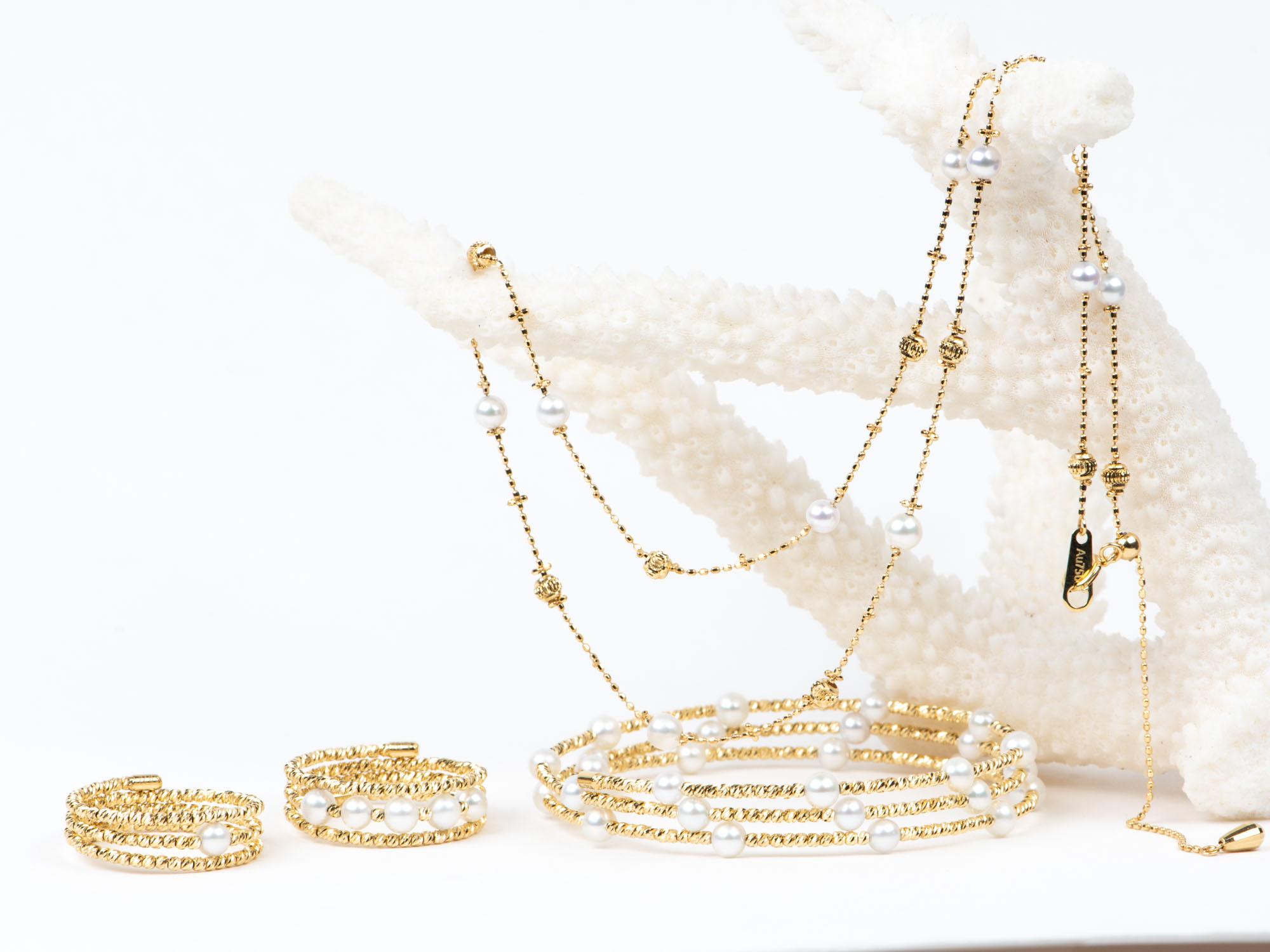 Delicata collana di perle d'acqua dolce con catena d'oro 18k lucida, ideale per essere abbinata a più persone In condizioni Nuovo in vendita a Osprey, FL